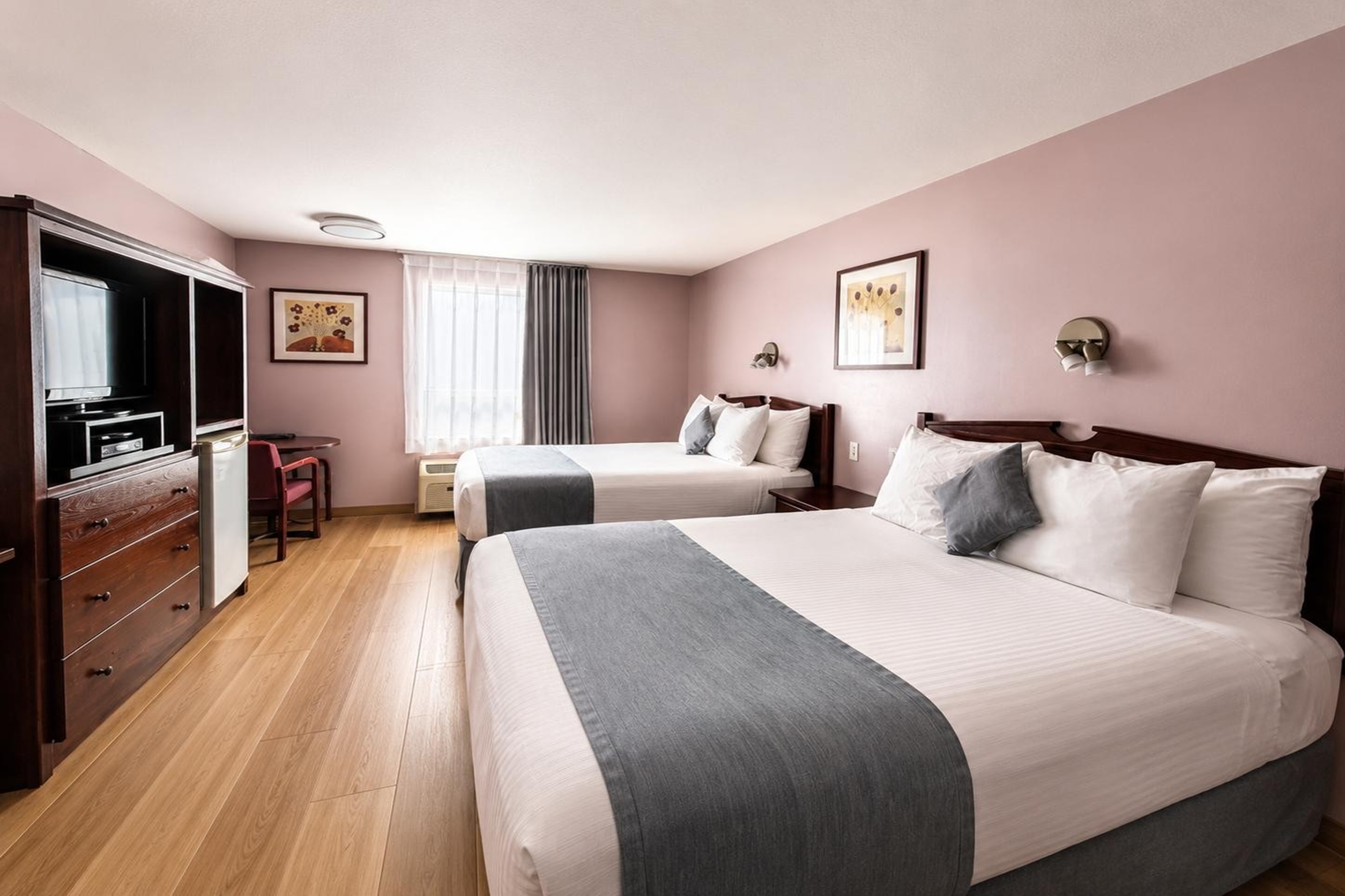 Guest room at the Super 8 by Wyndham Lake Country/Winfield Area in Lake Country, British Columbia