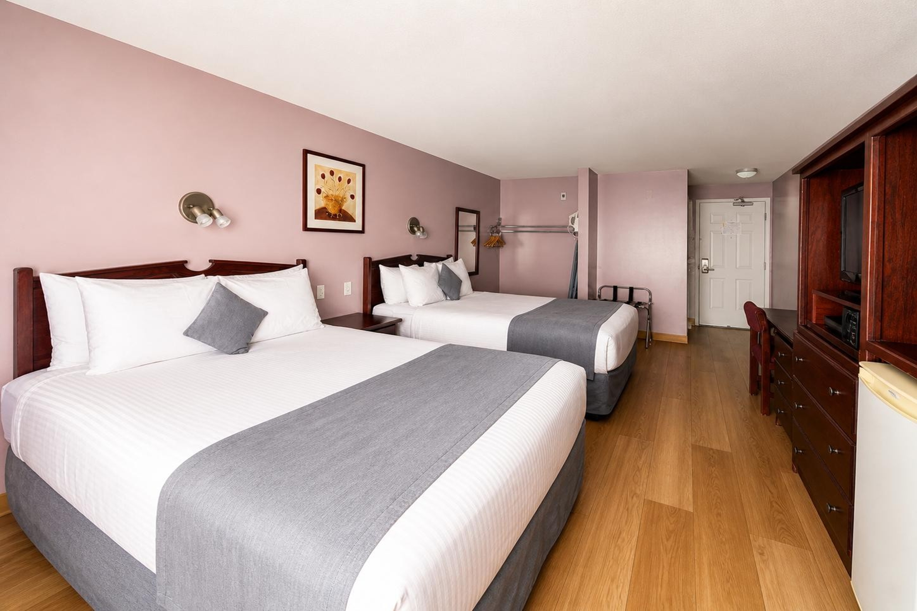 Guest room at the Super 8 by Wyndham Lake Country/Winfield Area in Lake Country, British Columbia