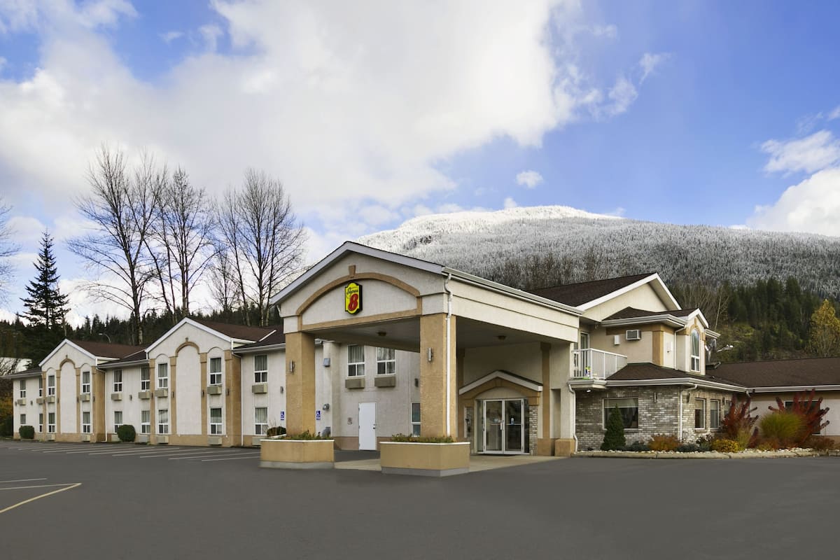 Super 8 By Wyndham Revelstoke Bc Hotels V0e 2s0 Exterior Of Super 8 By Wyndham Revelstoke Bc Hotel In British Columbia