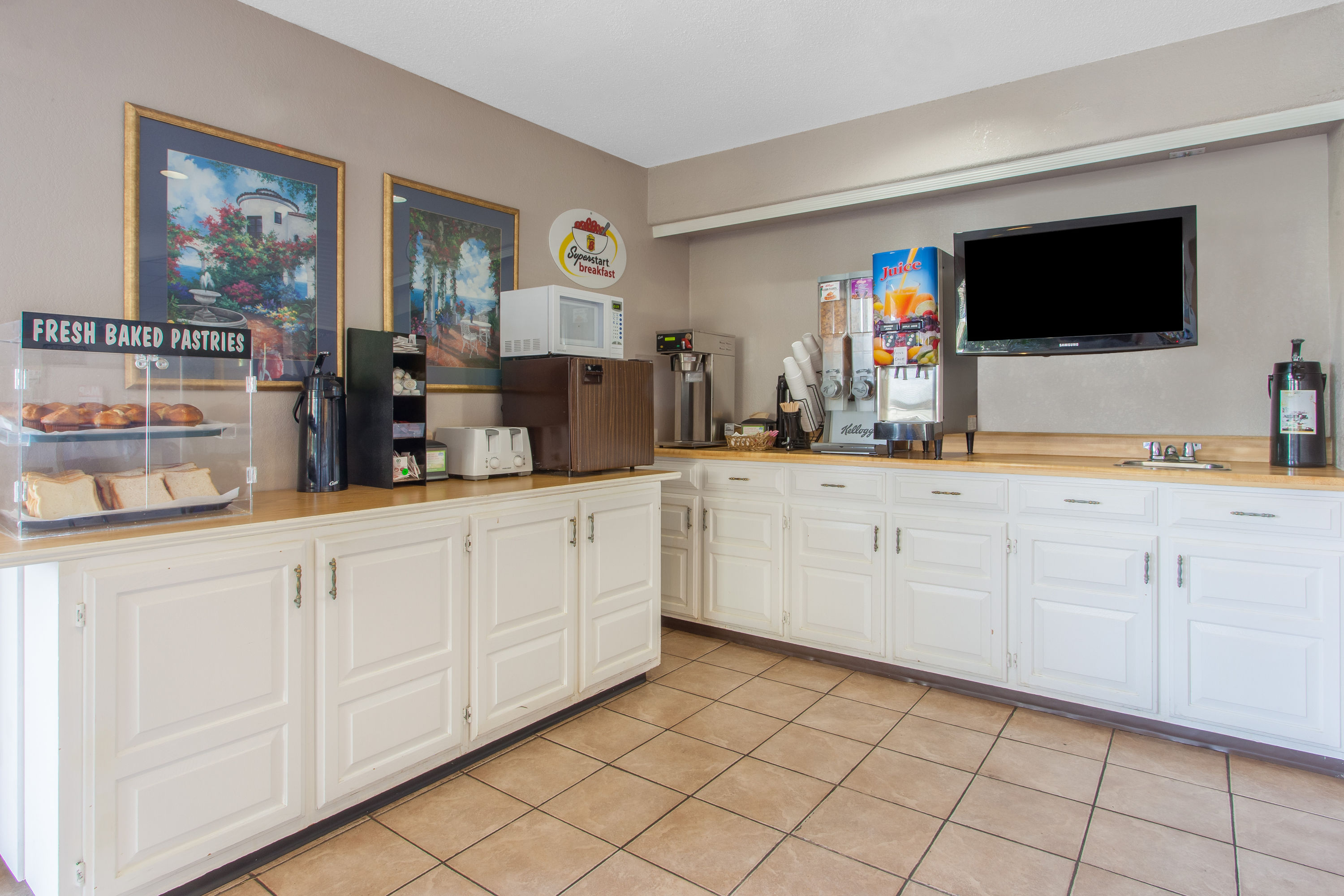 Super 8 by Wyndham Saanichton Victoria Airport | Saanichton, BC Hotels