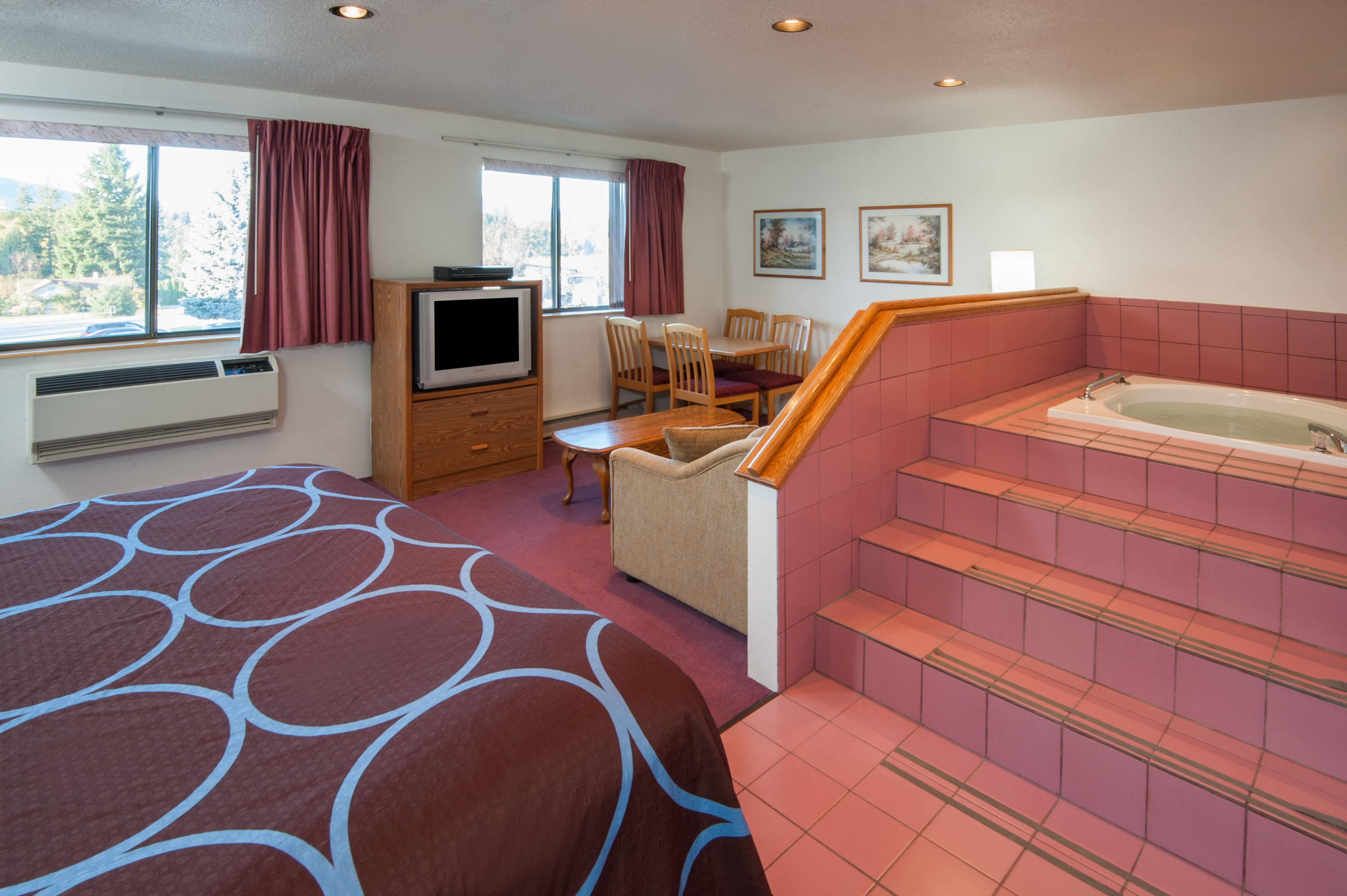 Super 8 by Wyndham Salmon Arm suite in Salmon Arm, British Columbia