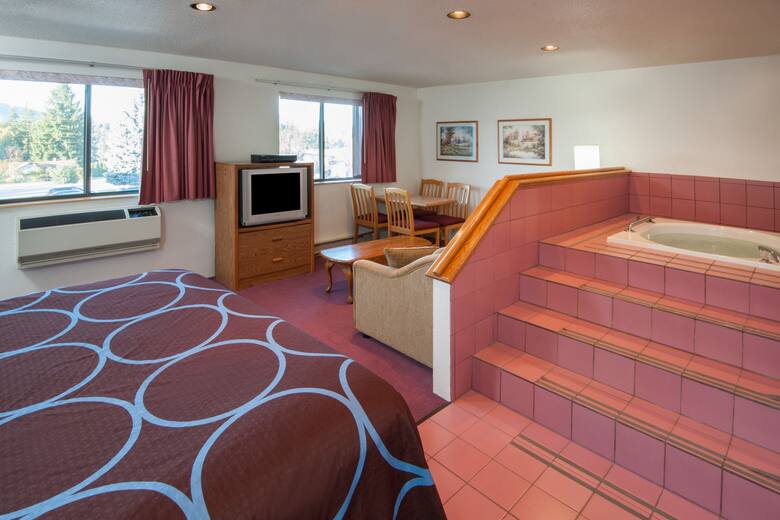 Super 8 Salmon Arm suite in Salmon Arm, British Columbia