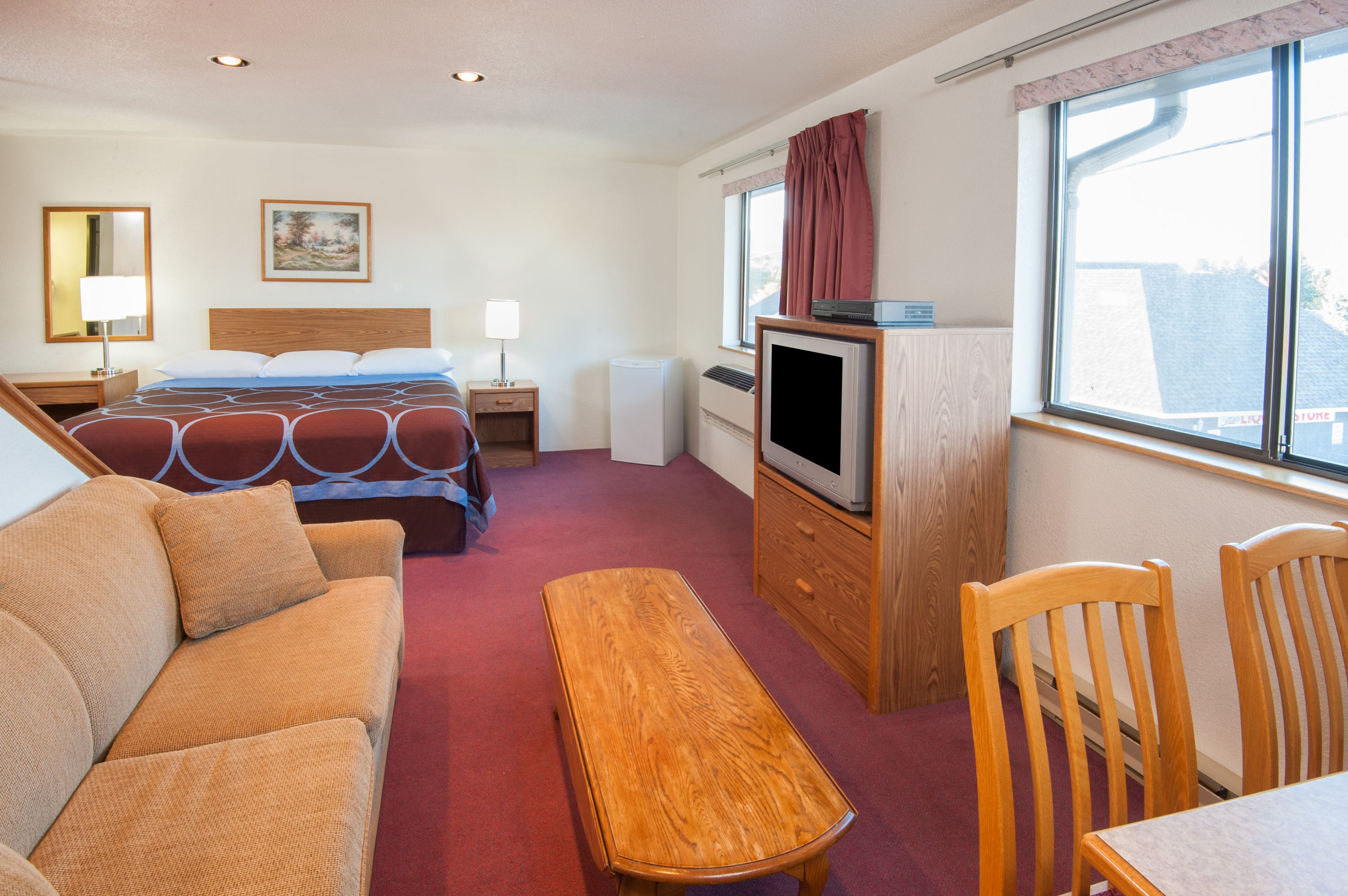 Super 8 by Wyndham Salmon Arm suite in Salmon Arm, British Columbia