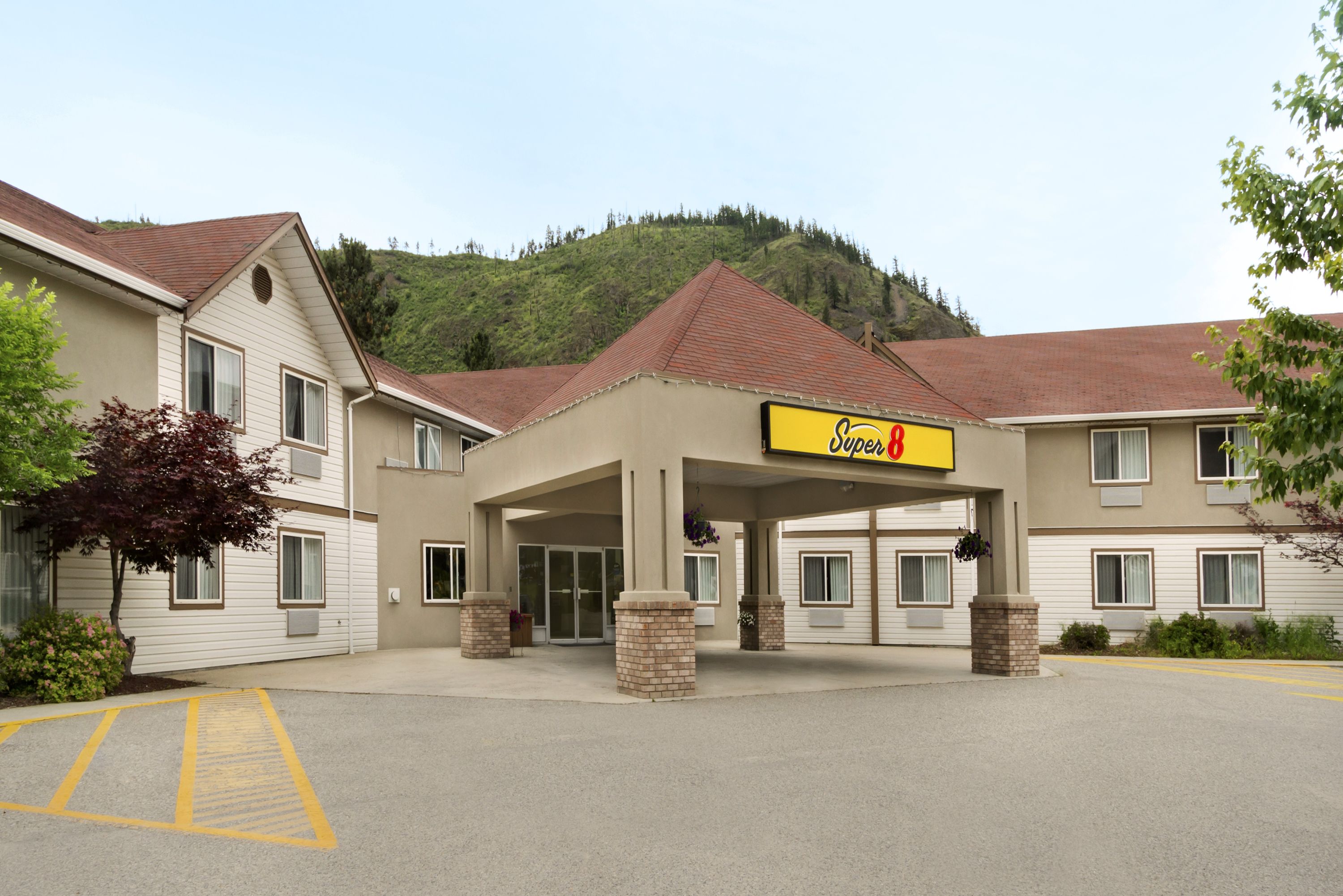 Super 8 By Wyndham West Kelowna Bc West Kelowna Bc Hotels