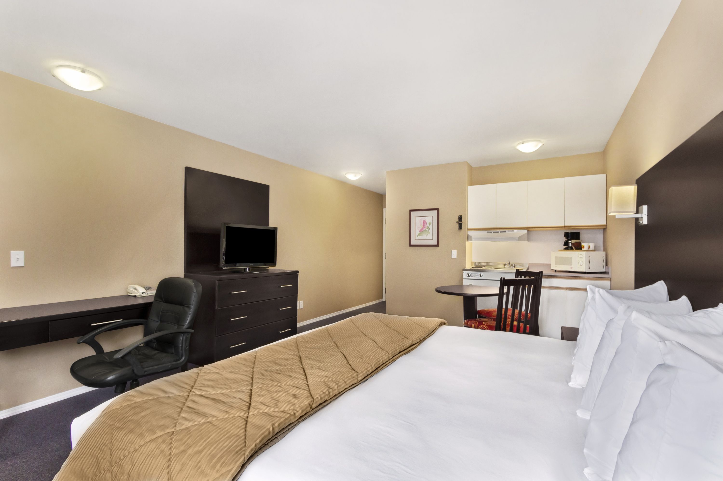 Super 8 By Wyndham West Kelowna Bc West Kelowna Bc Hotels