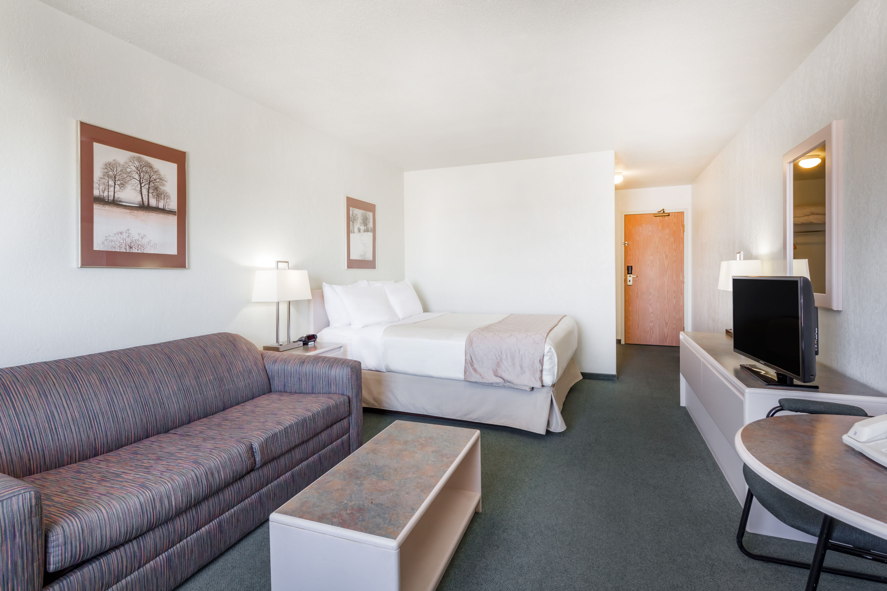 Super 8 by Wyndham Dauphin suite in Dauphin, Manitoba