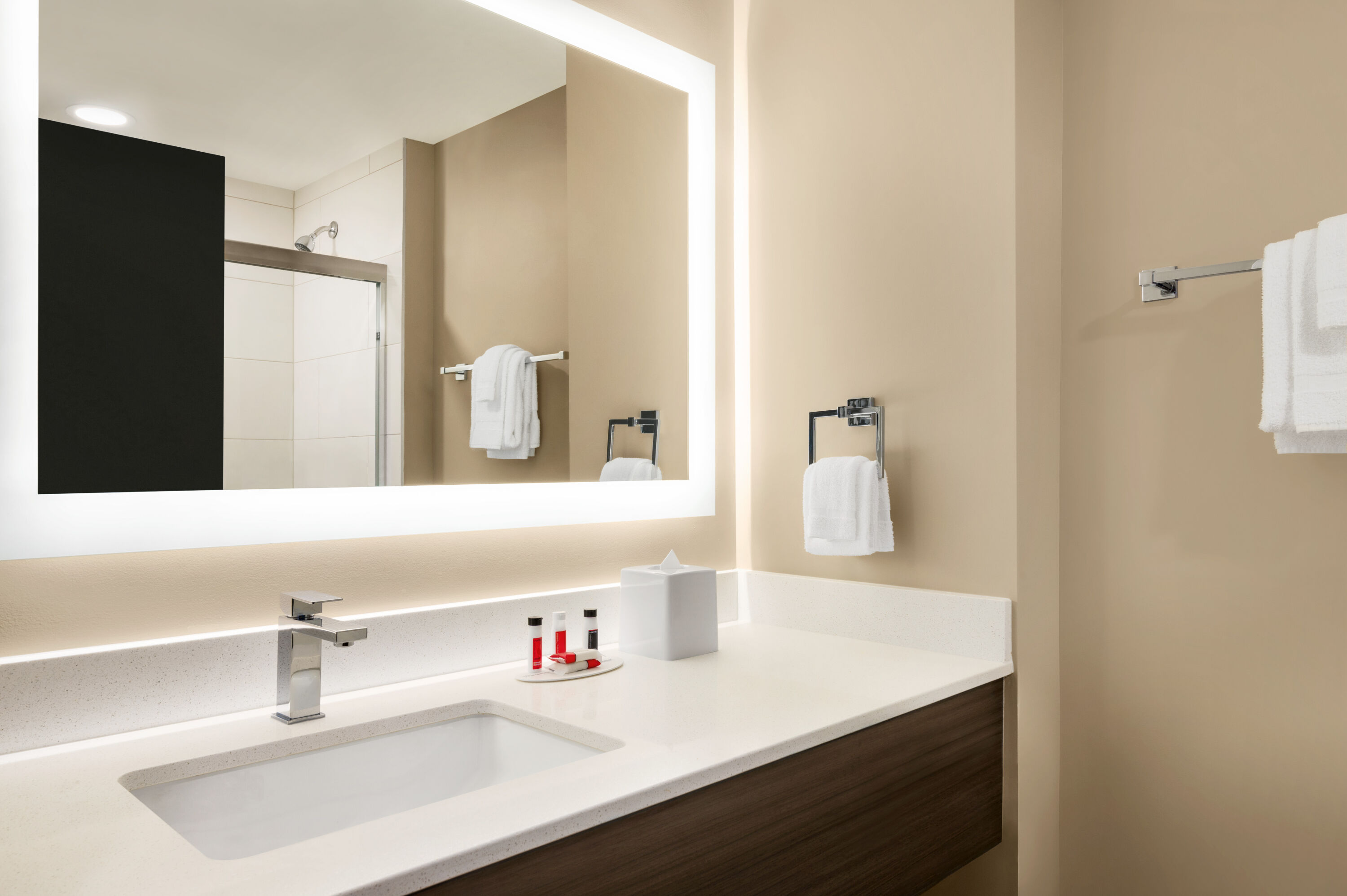 Guest room bath at the Super 8 by Wyndham Thompson in Thompson, Manitoba