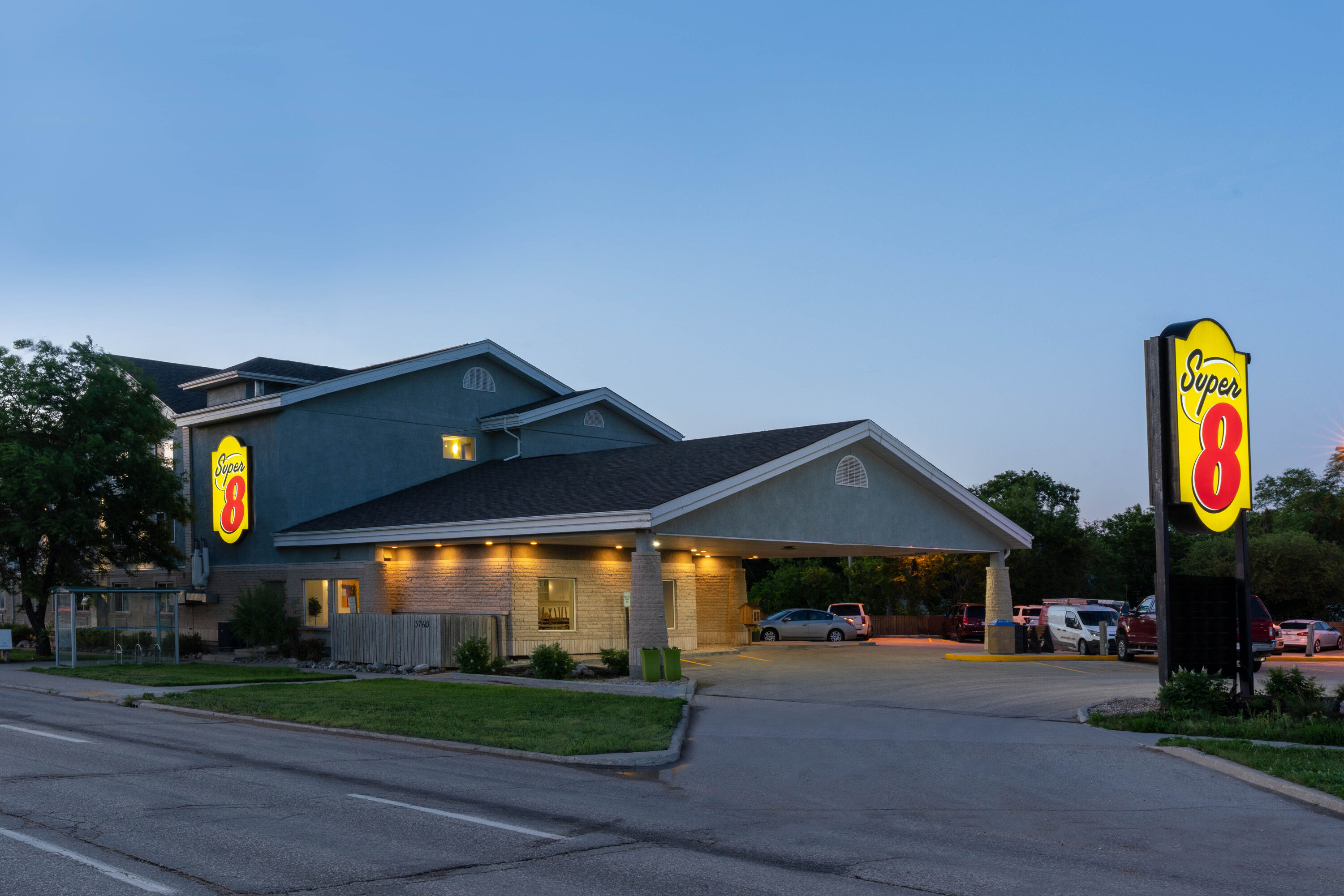 Super 8 by Wyndham Winnipeg West Winnipeg, MB Hotels