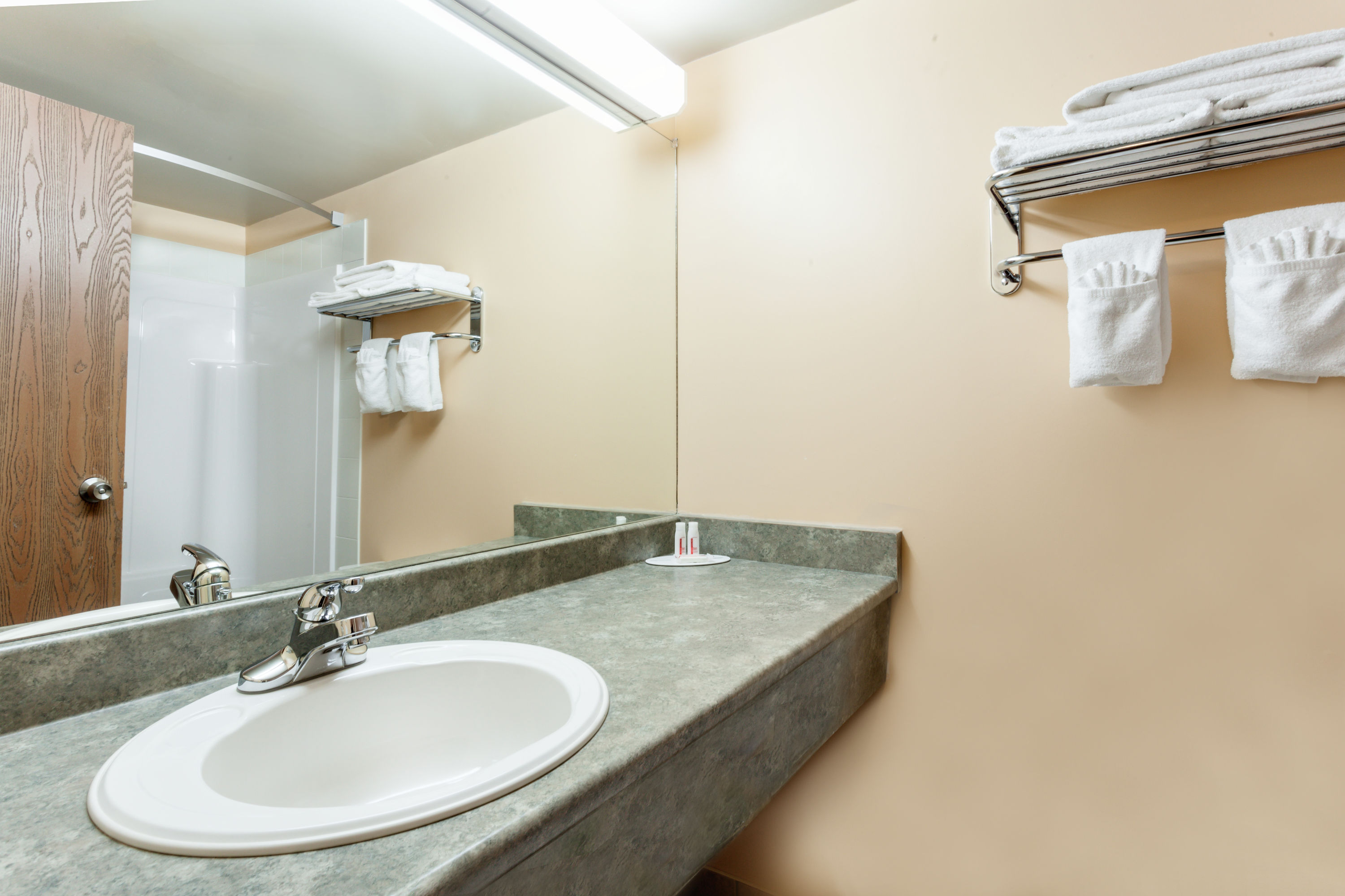 Guest room bath at the Super 8 by Wyndham Caraquet in Caraquet, New Brunswick