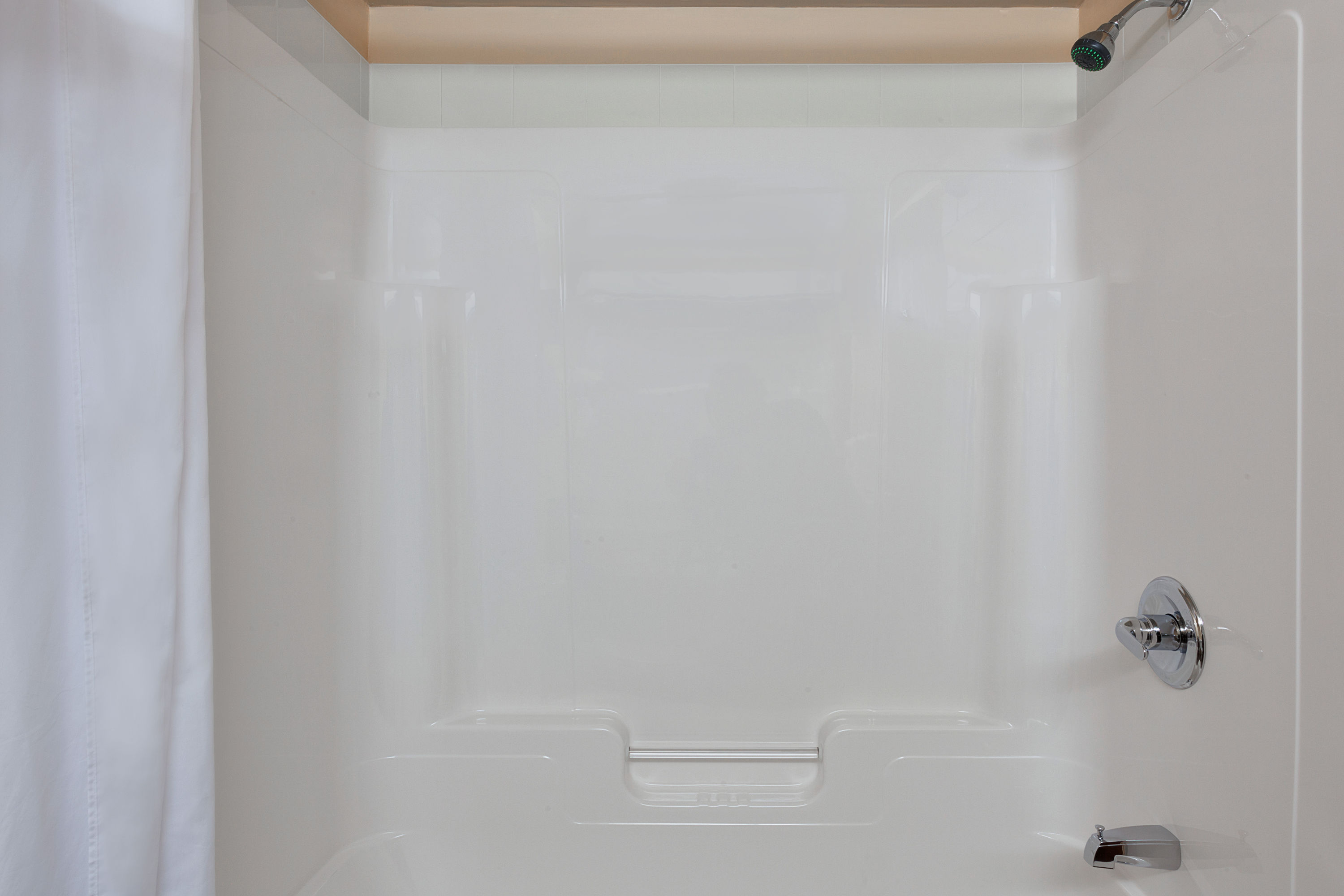 Guest room bath at the Super 8 by Wyndham Caraquet in Caraquet, New Brunswick