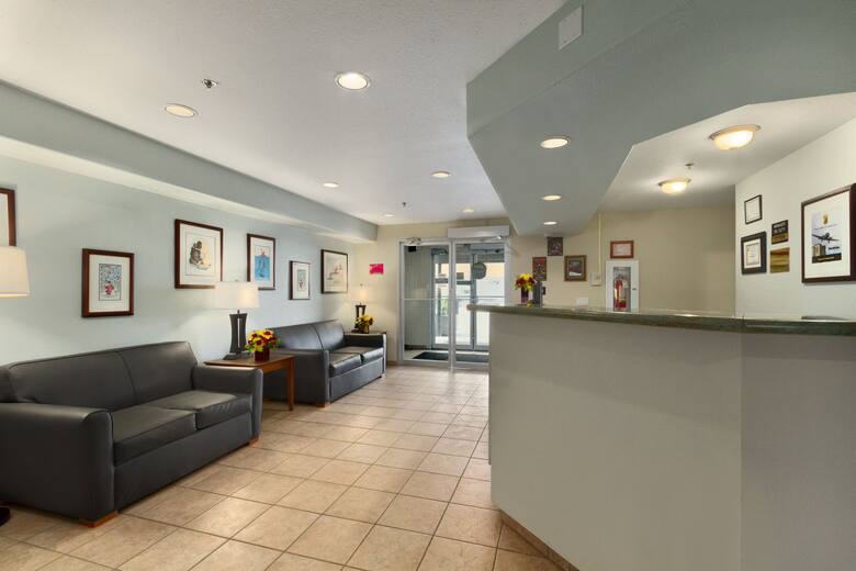 Super 8 Yellowknife Hotels Nt X1a 3g3 Super 8 Yellowknife Hotel Lobby In Northwest Territory