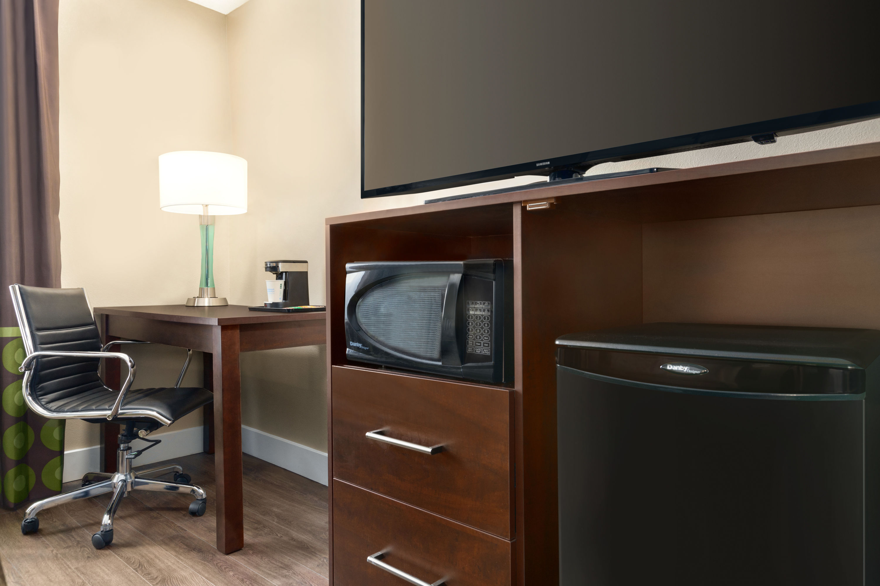 Queen bed guest room at the Super 8 by Wyndham Ajax/Toronto On in Ajax, Ontario