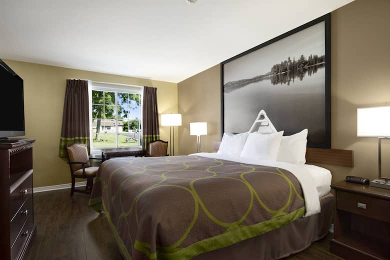 Guest room at the Super 8 Brockville in Brockville, Ontario