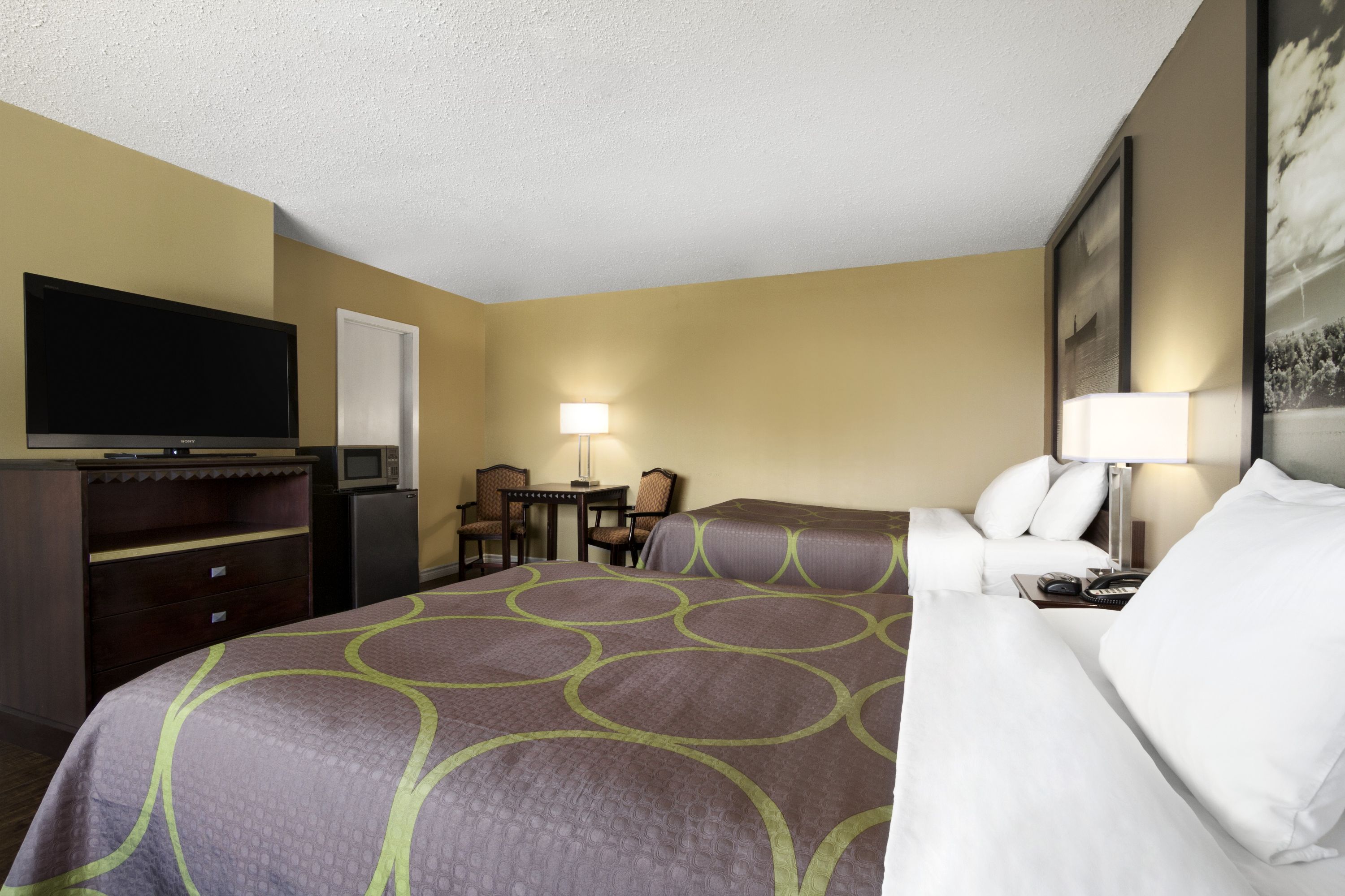 Guest room at the Super 8 by Wyndham Brockville in Brockville, Ontario