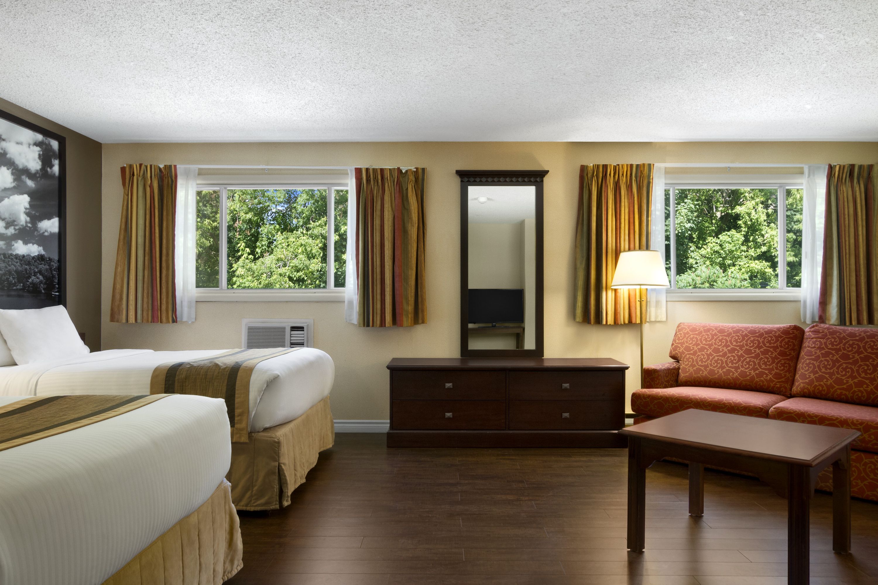 Super 8 by Wyndham Brockville suite in Brockville, Ontario