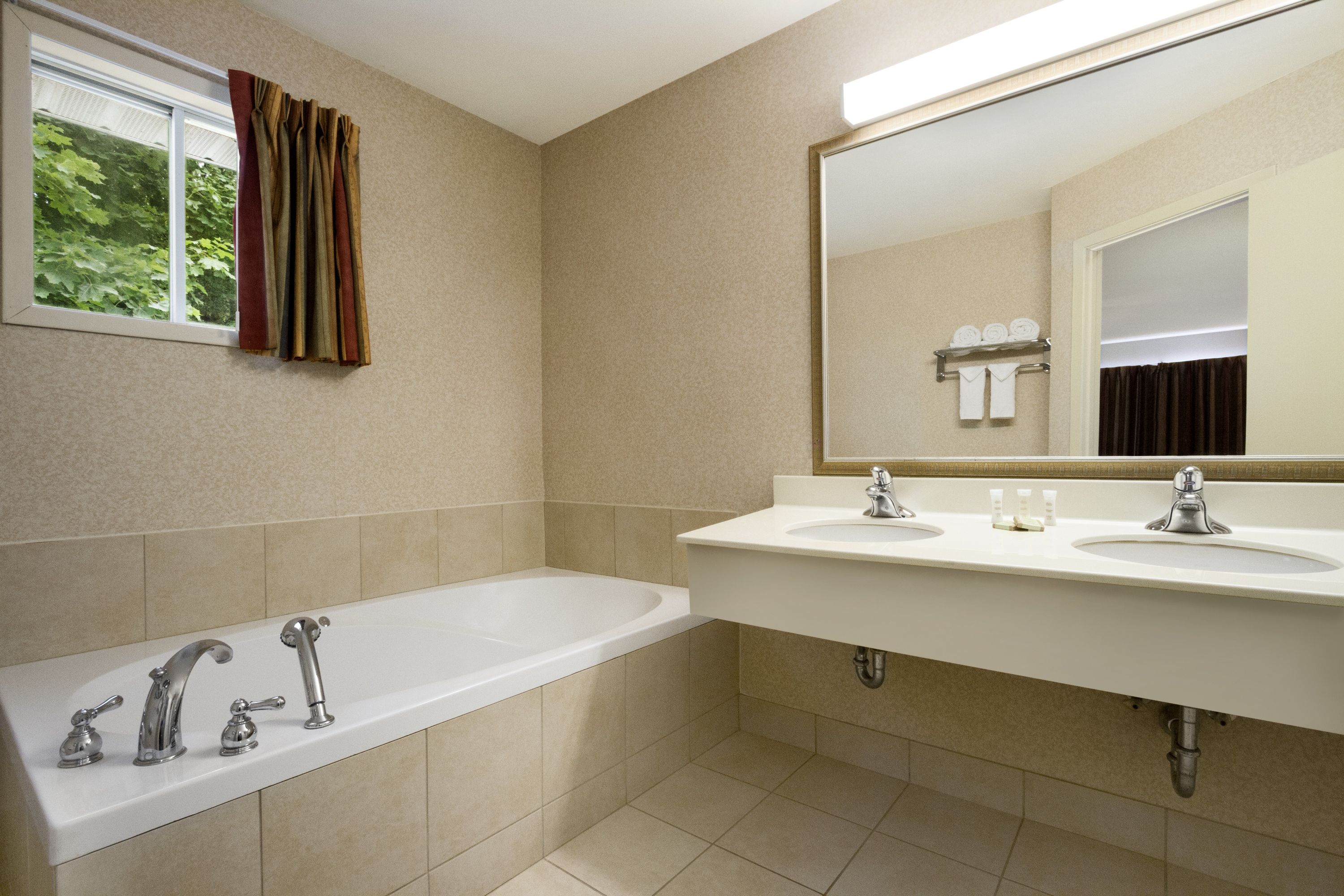 Super 8 by Wyndham Brockville suite in Brockville, Ontario