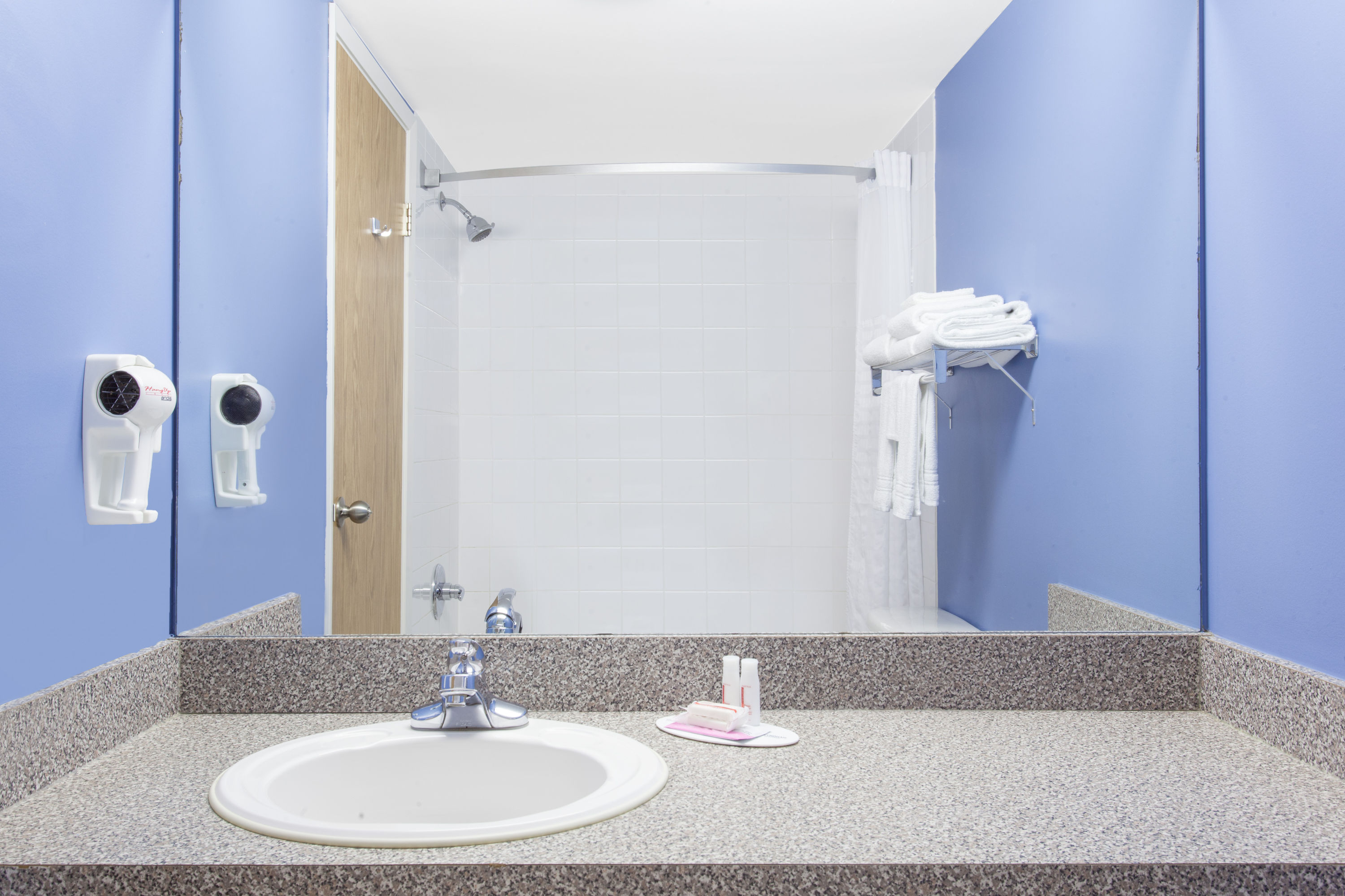 Guest room bath at the Super 8 by Wyndham Fort Frances in Fort Frances, Ontario