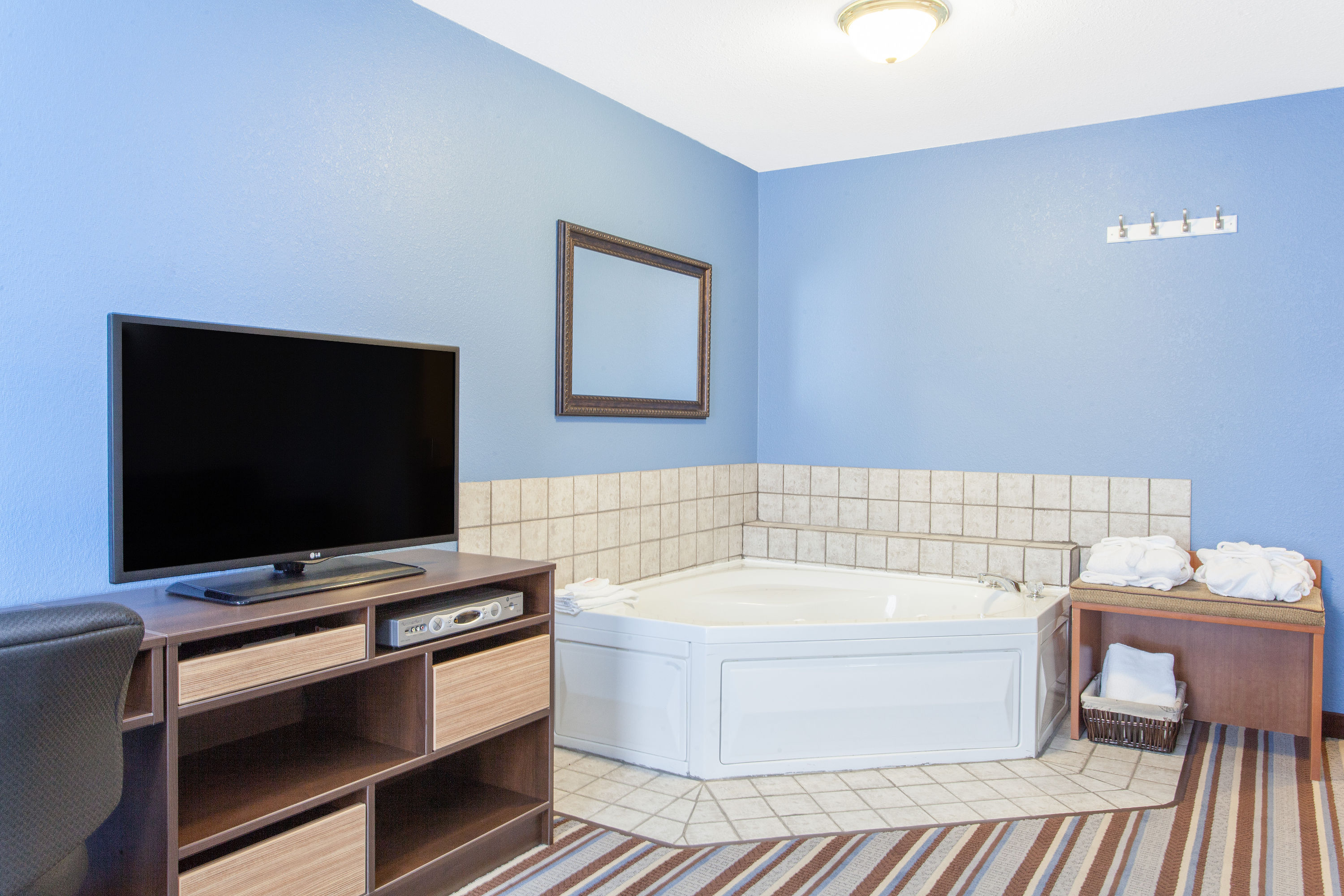 Guest room at the Super 8 by Wyndham Fort Frances in Fort Frances, Ontario