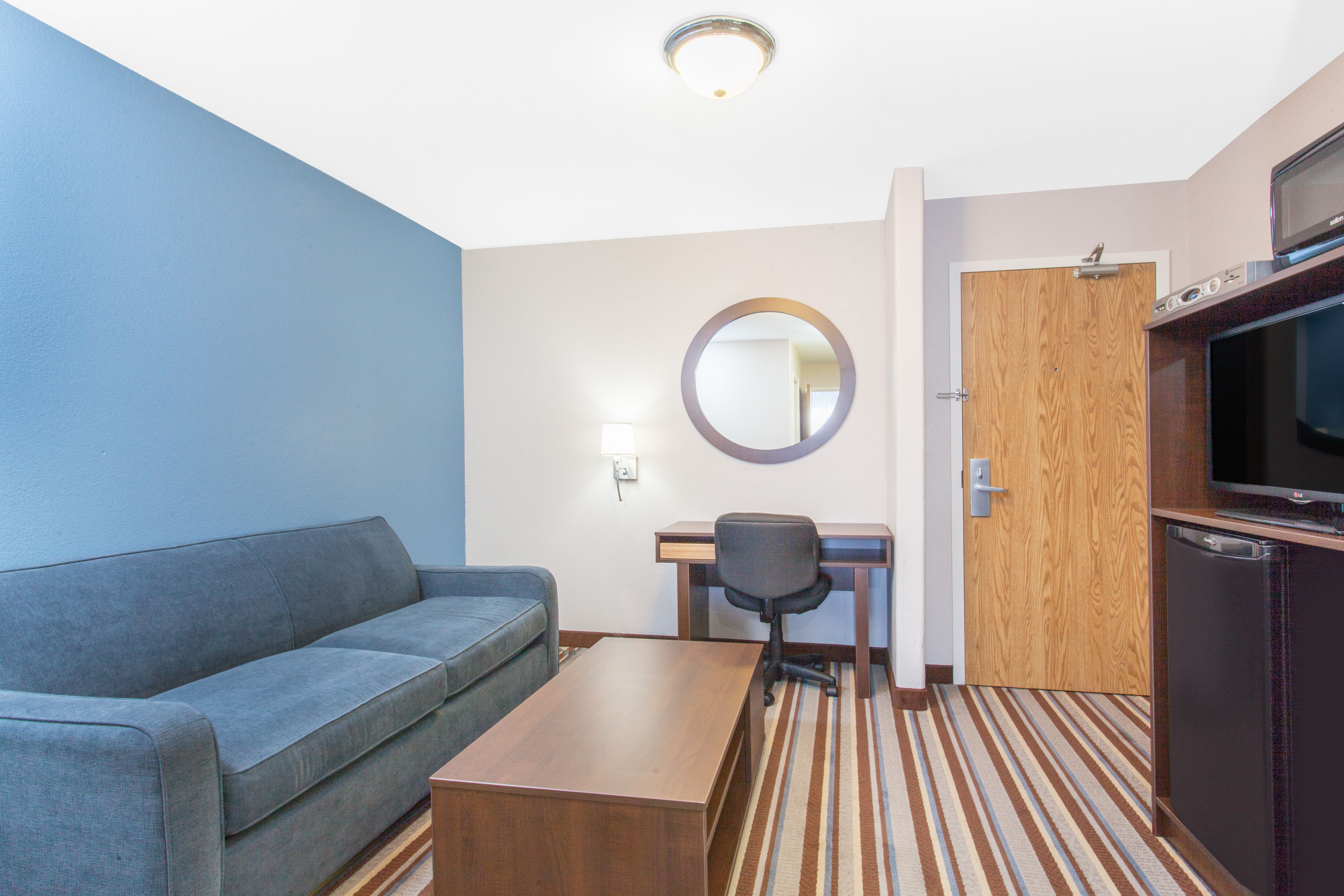 Guest room at the Super 8 by Wyndham Fort Frances in Fort Frances, Ontario