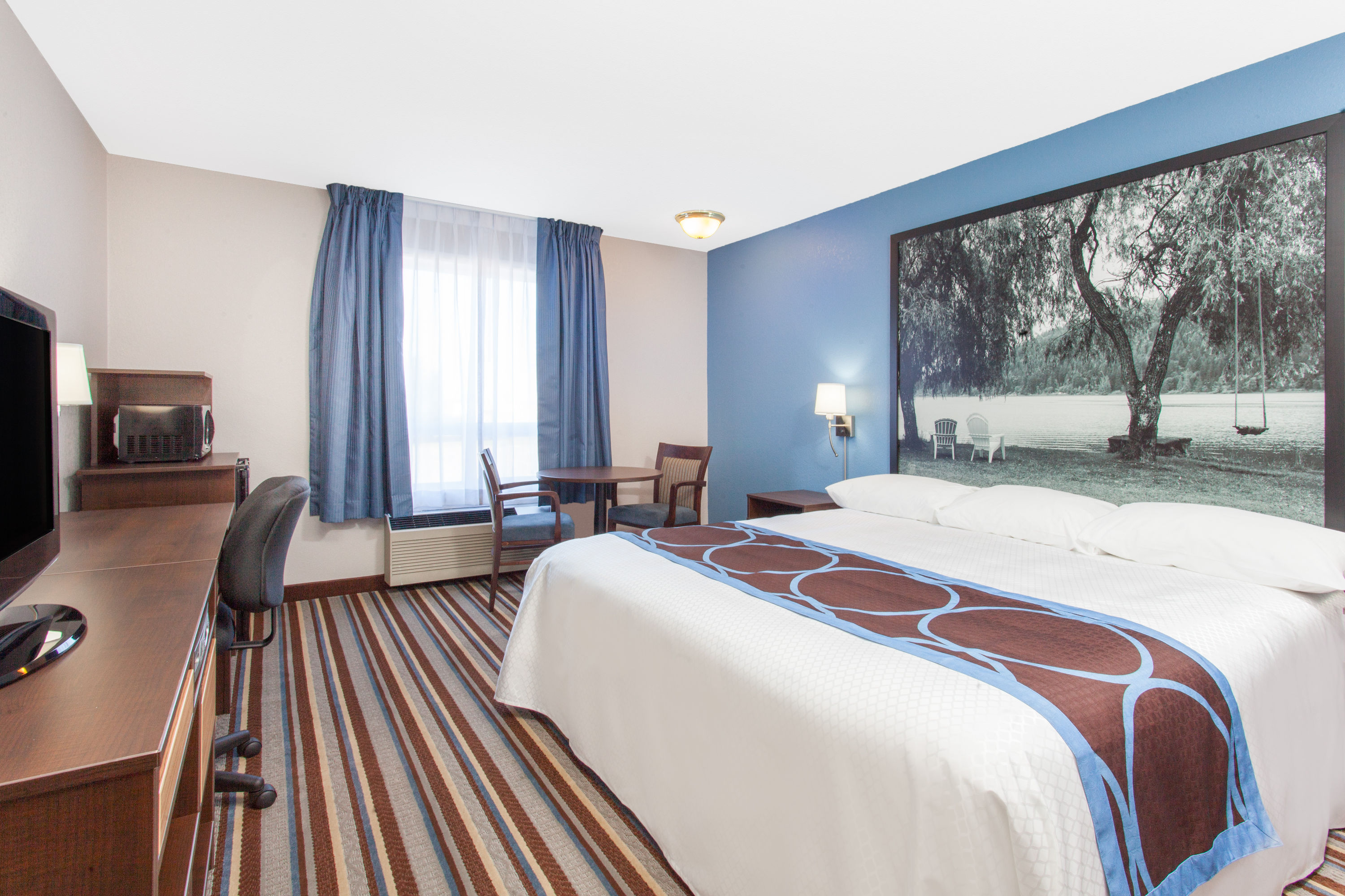 Guest room at the Super 8 by Wyndham Fort Frances in Fort Frances, Ontario