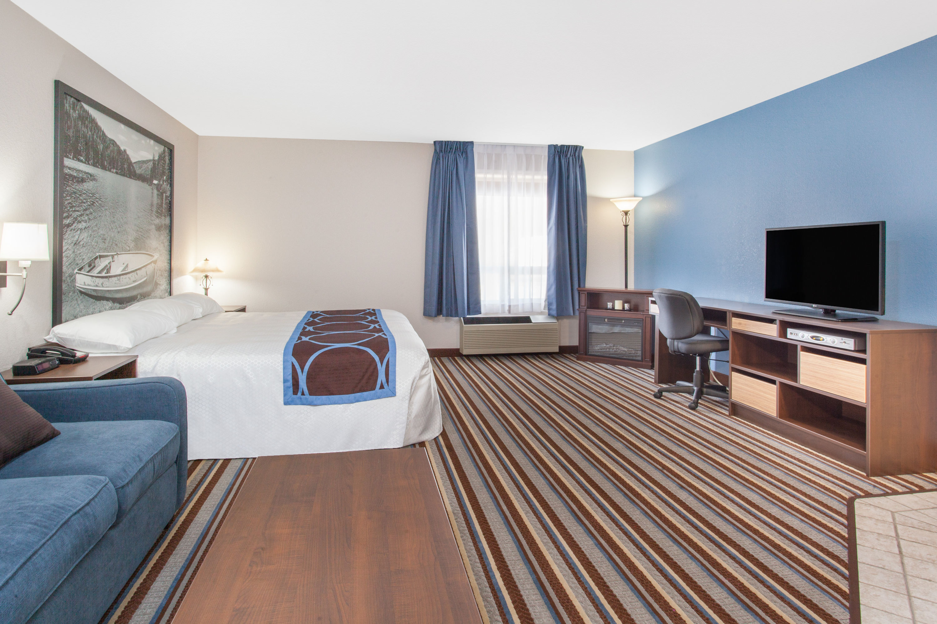 Guest room at the Super 8 by Wyndham Fort Frances in Fort Frances, Ontario