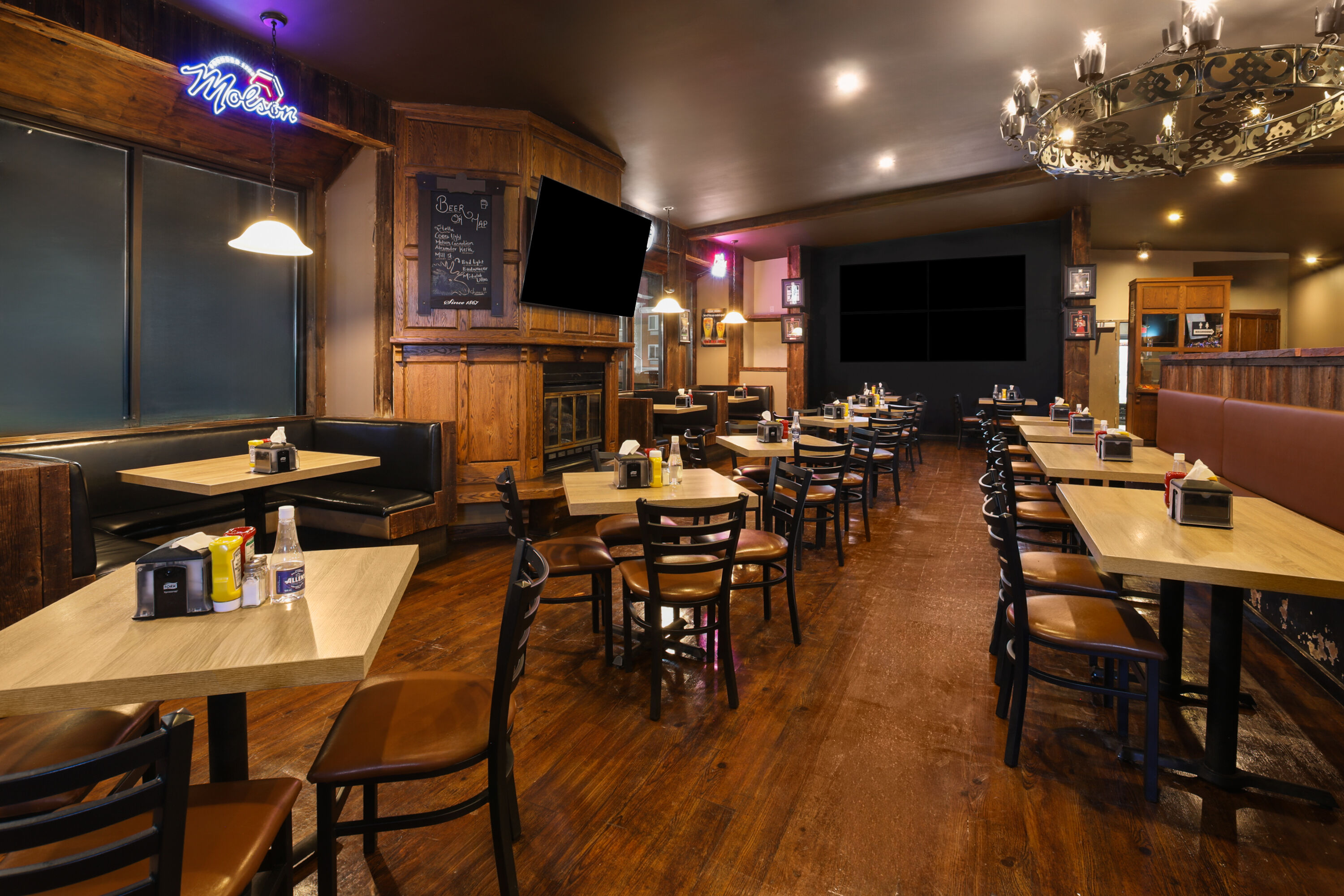 Super 8 by Wyndham Gananoque/Country Squire Resort bar and grill in Gananoque, Ontario