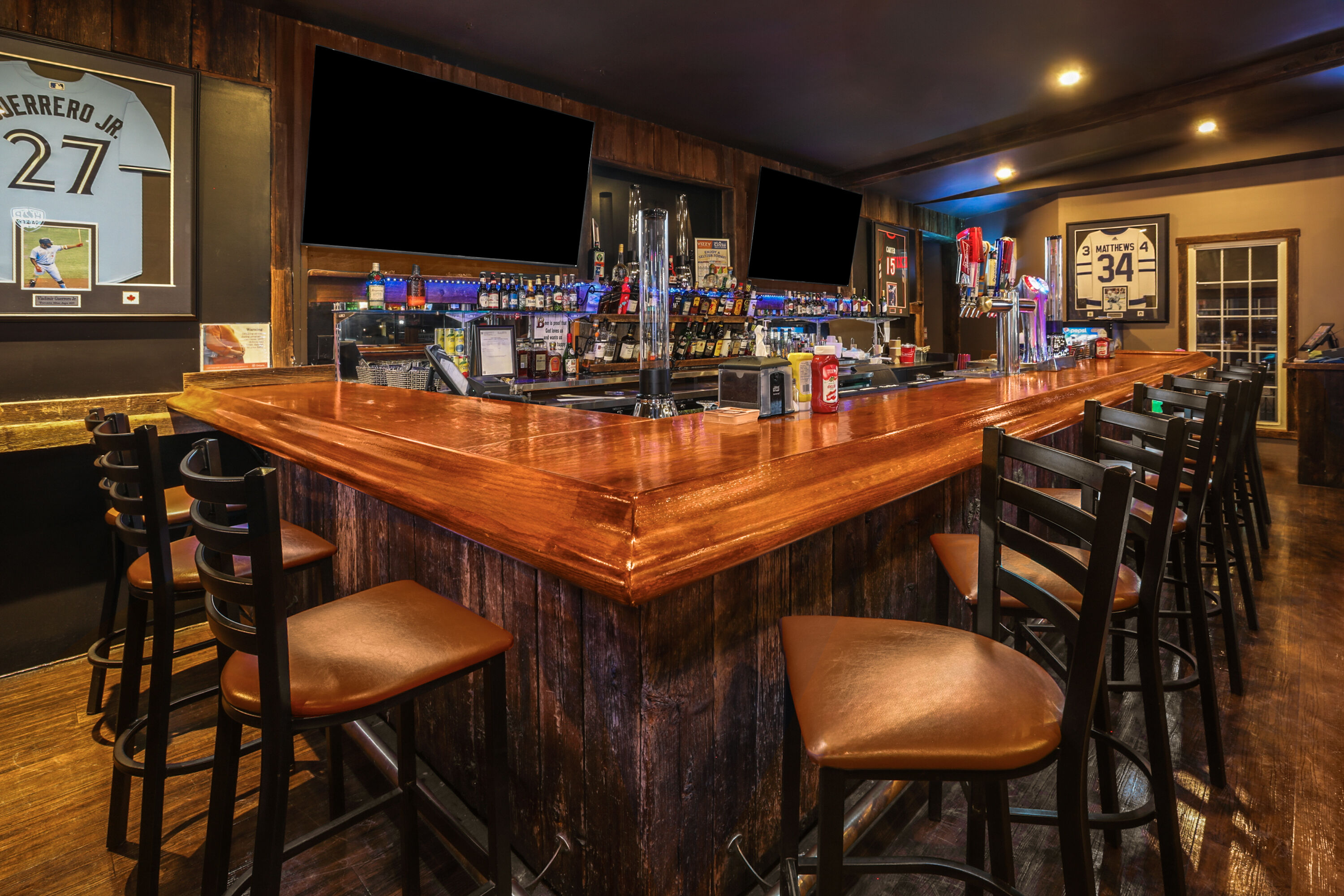 Super 8 by Wyndham Gananoque/Country Squire Resort bar and grill in Gananoque, Ontario