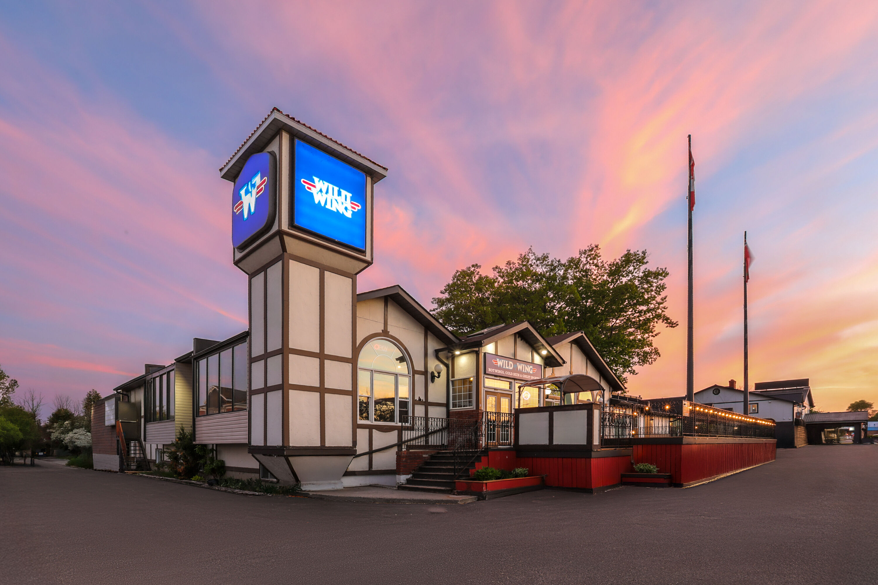 Super 8 by Wyndham Gananoque/Country Squire Resort bar and grill in Gananoque, Ontario