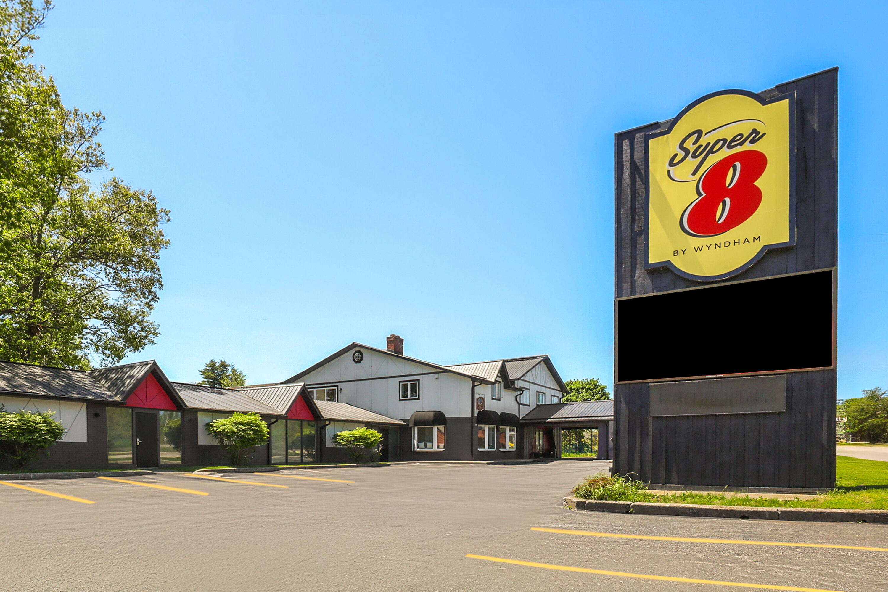 Exterior Day Image of Super 8 by Wyndham Gananoque/Country Squire Resort hotel in Gananoque, Ontario