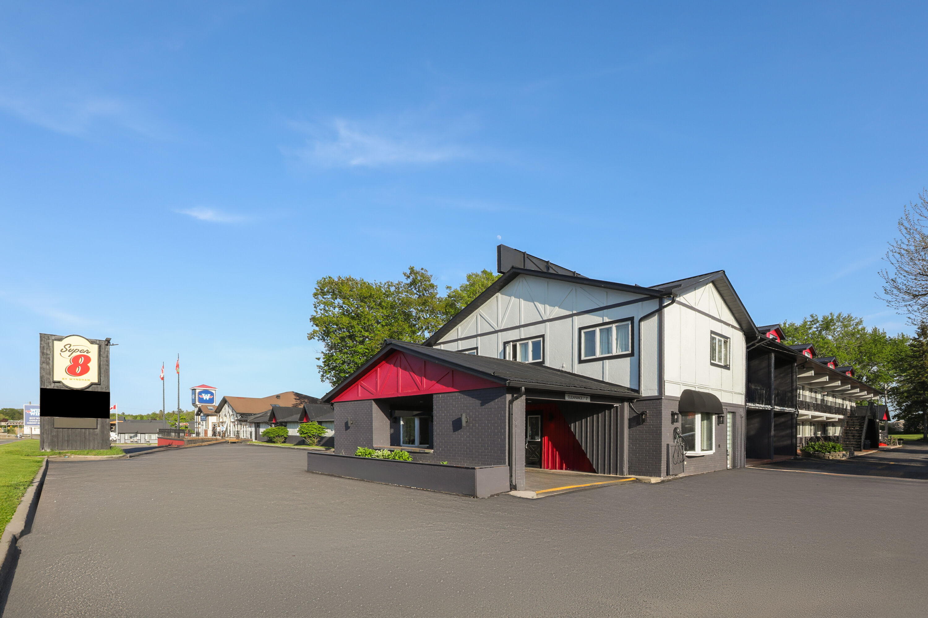Exterior Day Image of Super 8 by Wyndham Gananoque/Country Squire Resort hotel in Gananoque, Ontario