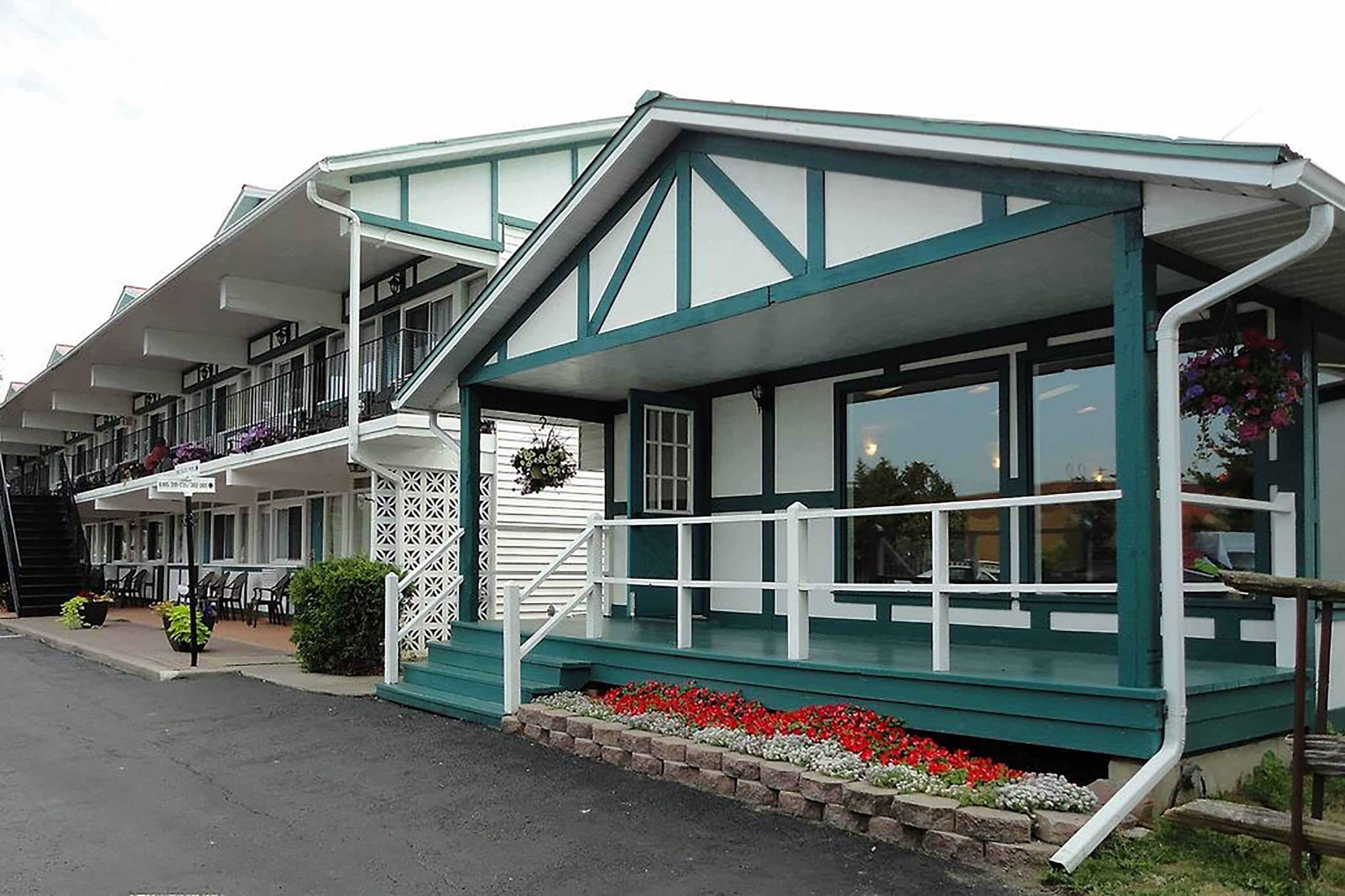 Super 8 by Wyndham Gananoque/Country Squire Resort | Gananoque, ON