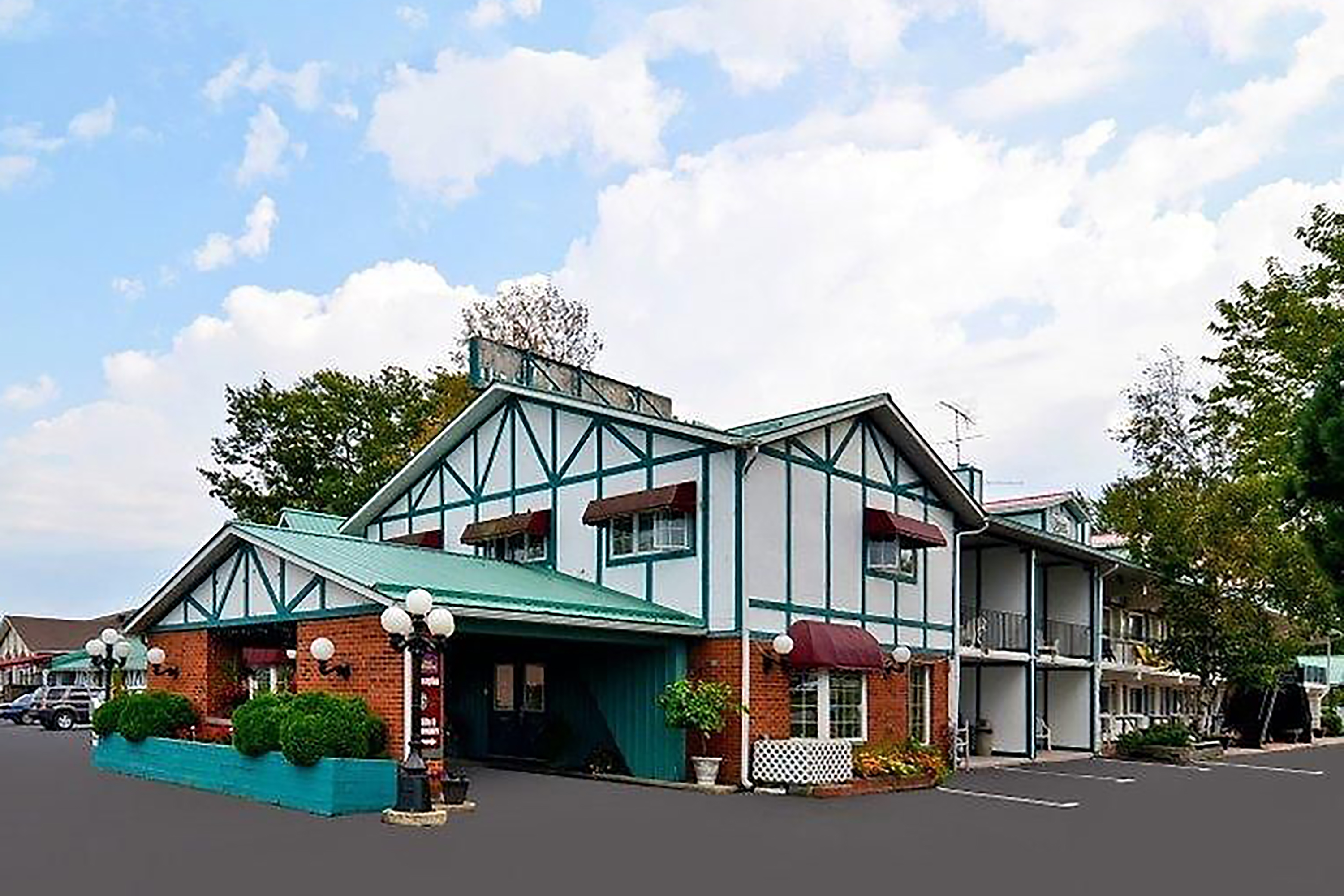 Exterior of Super 8 by Wyndham Gananoque/Country Squire Resort hotel in Gananoque, Ontario