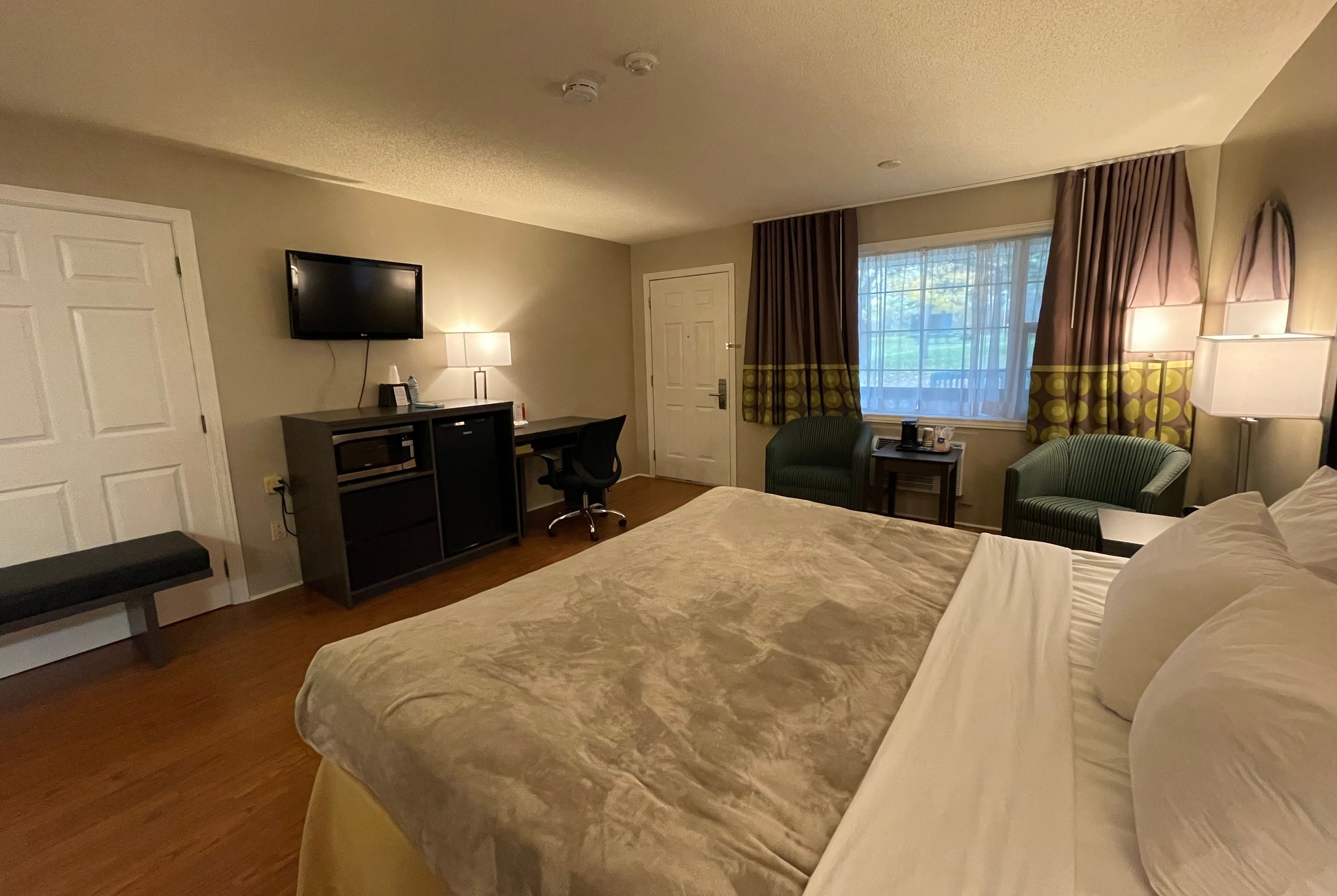 Guest room at the Super 8 by Wyndham Gananoque/Country Squire Resort in Gananoque, Ontario