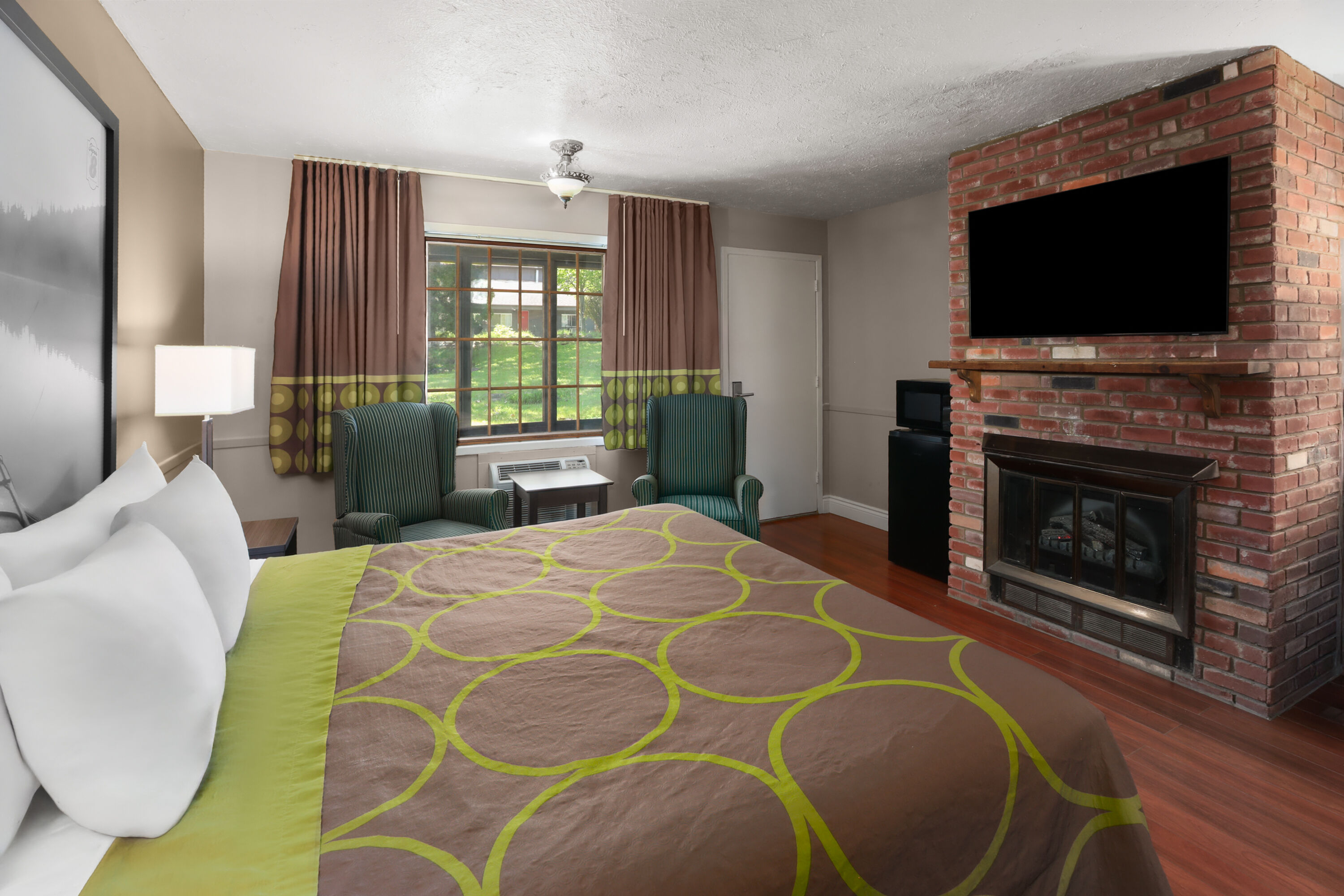 Super 8 by Wyndham Gananoque/Country Squire Resort suite in Gananoque, Ontario