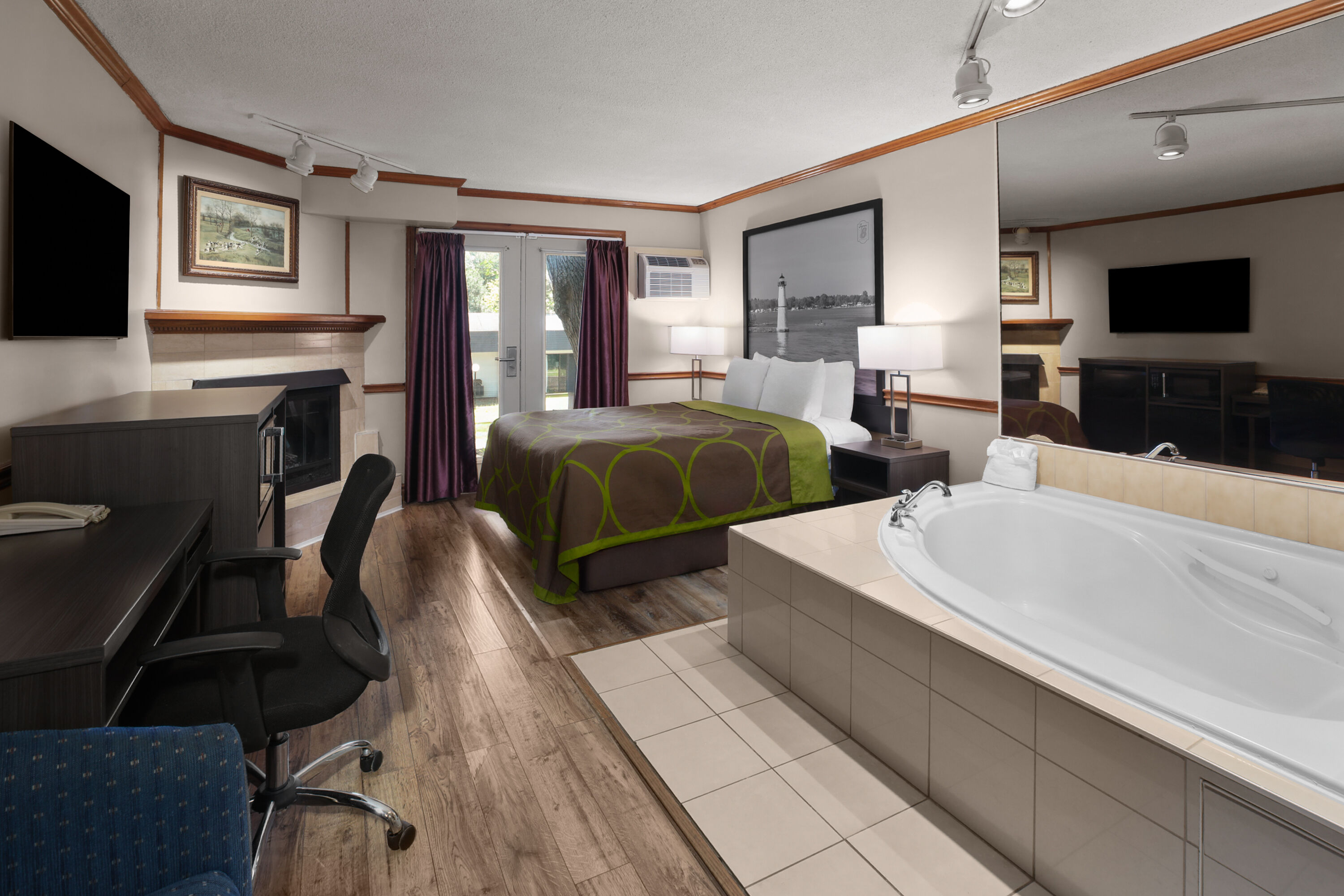 Super 8 by Wyndham Gananoque/Country Squire Resort suite in Gananoque, Ontario