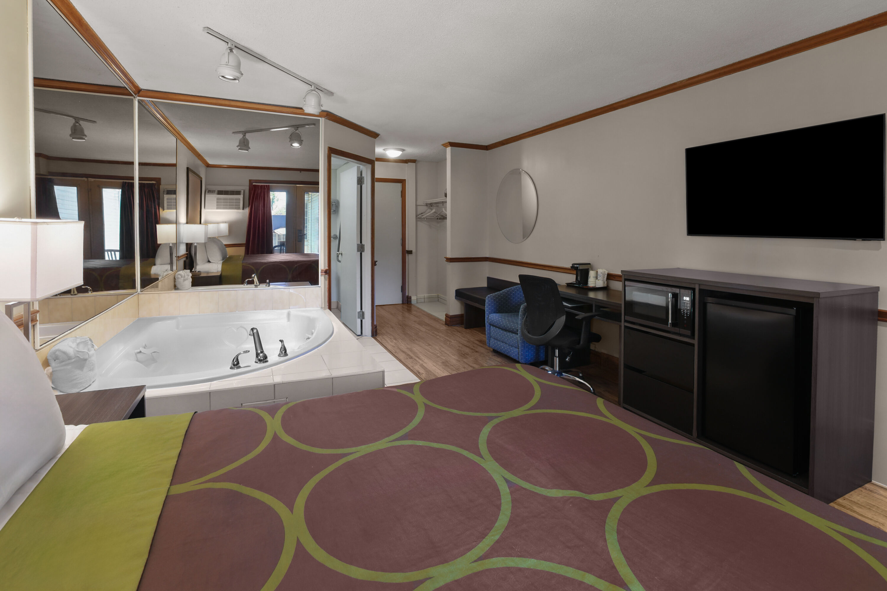 Super 8 by Wyndham Gananoque/Country Squire Resort suite in Gananoque, Ontario