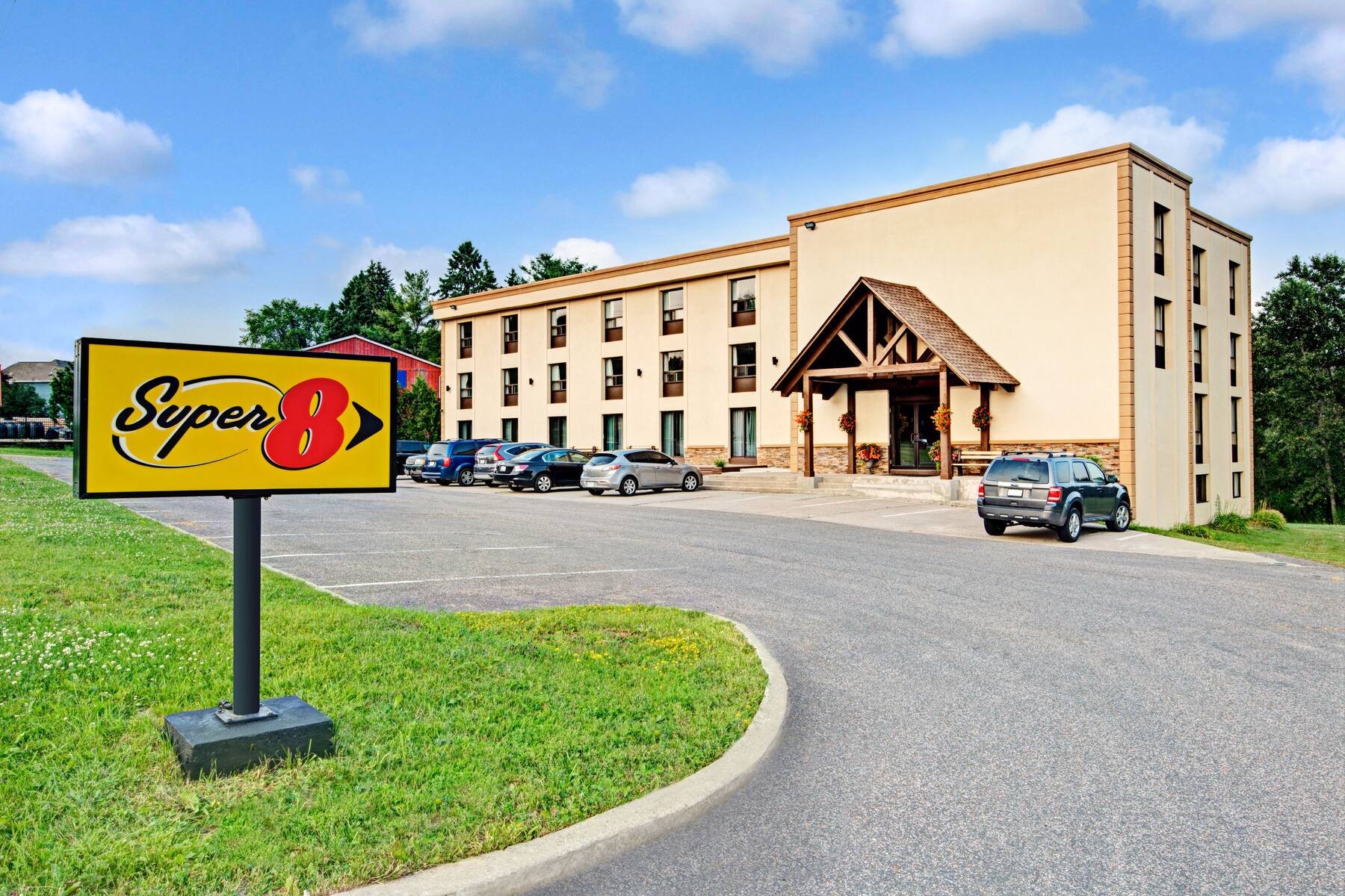 Exterior of Super 8 Huntsville hotel in Huntsville, Ontario Exterior of Super 8 Huntsville hotel in Huntsville, Ontario