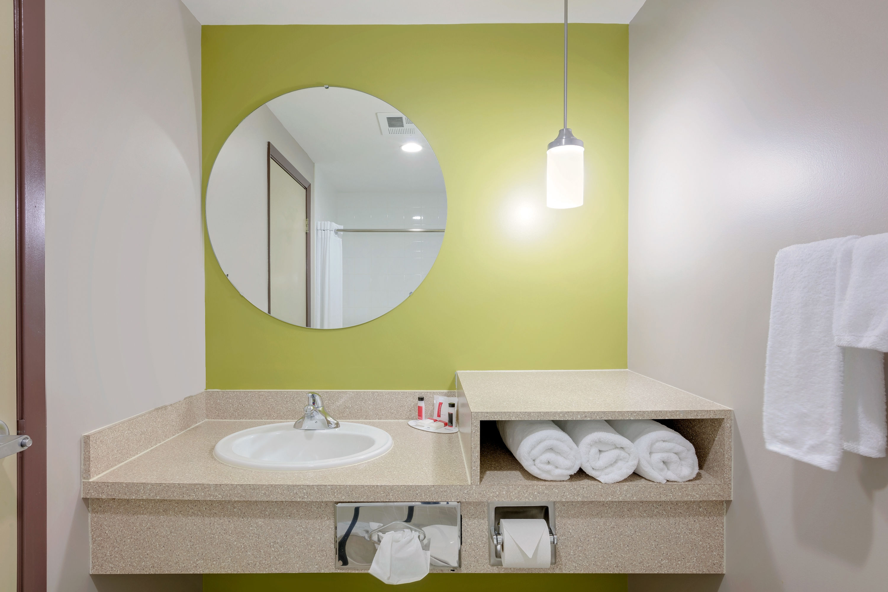 Guest room bath at the Super 8 by Wyndham Kapuskasing in Kapuskasing, Ontario