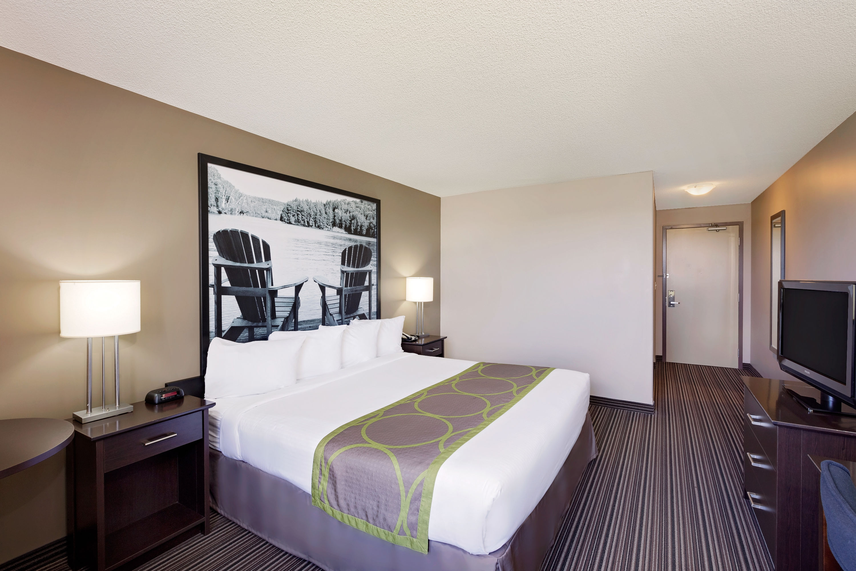 Guest room at the Super 8 by Wyndham Kapuskasing in Kapuskasing, Ontario