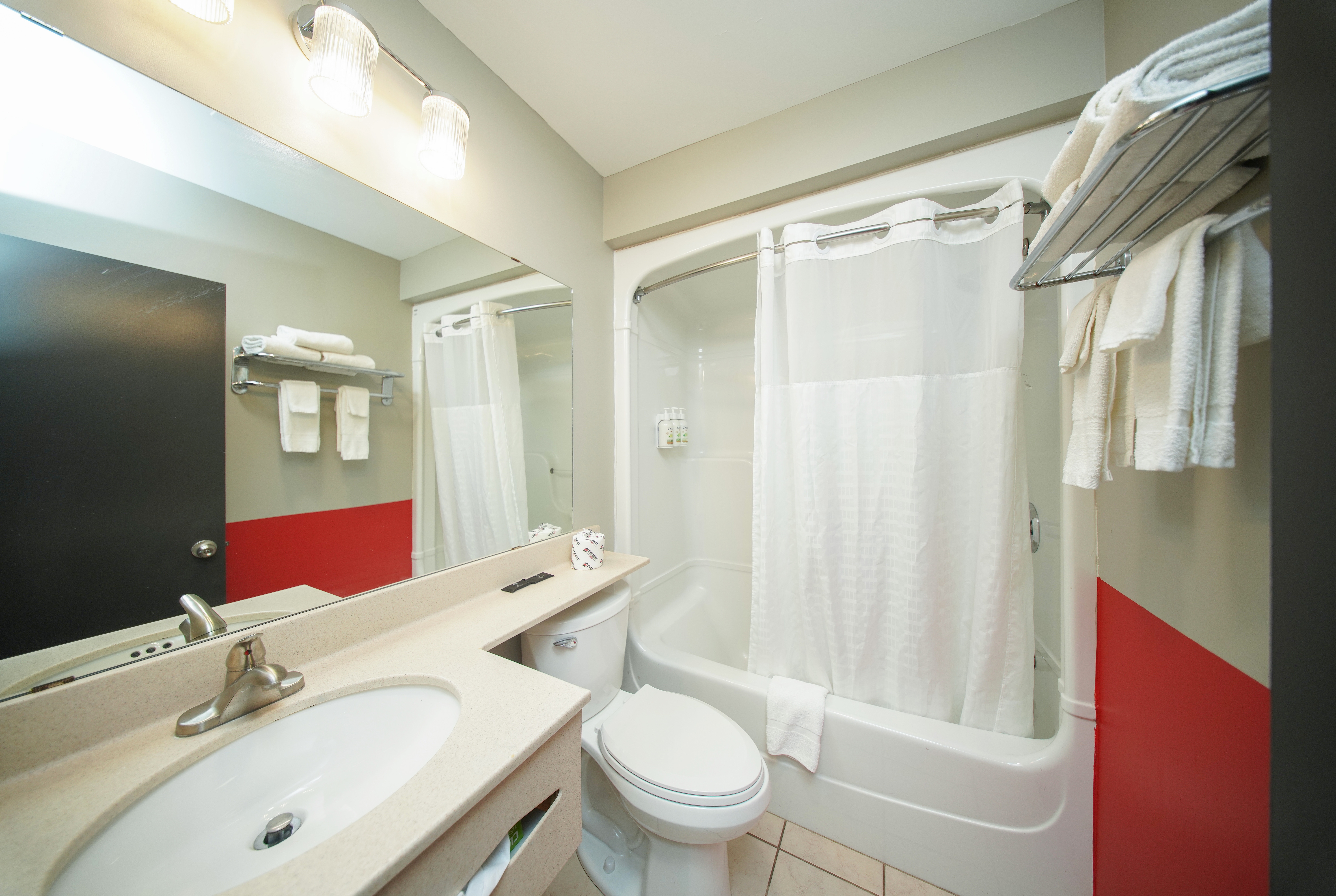 Guest room bath at the Super 8 by Wyndham Kingston in Kingston, Ontario