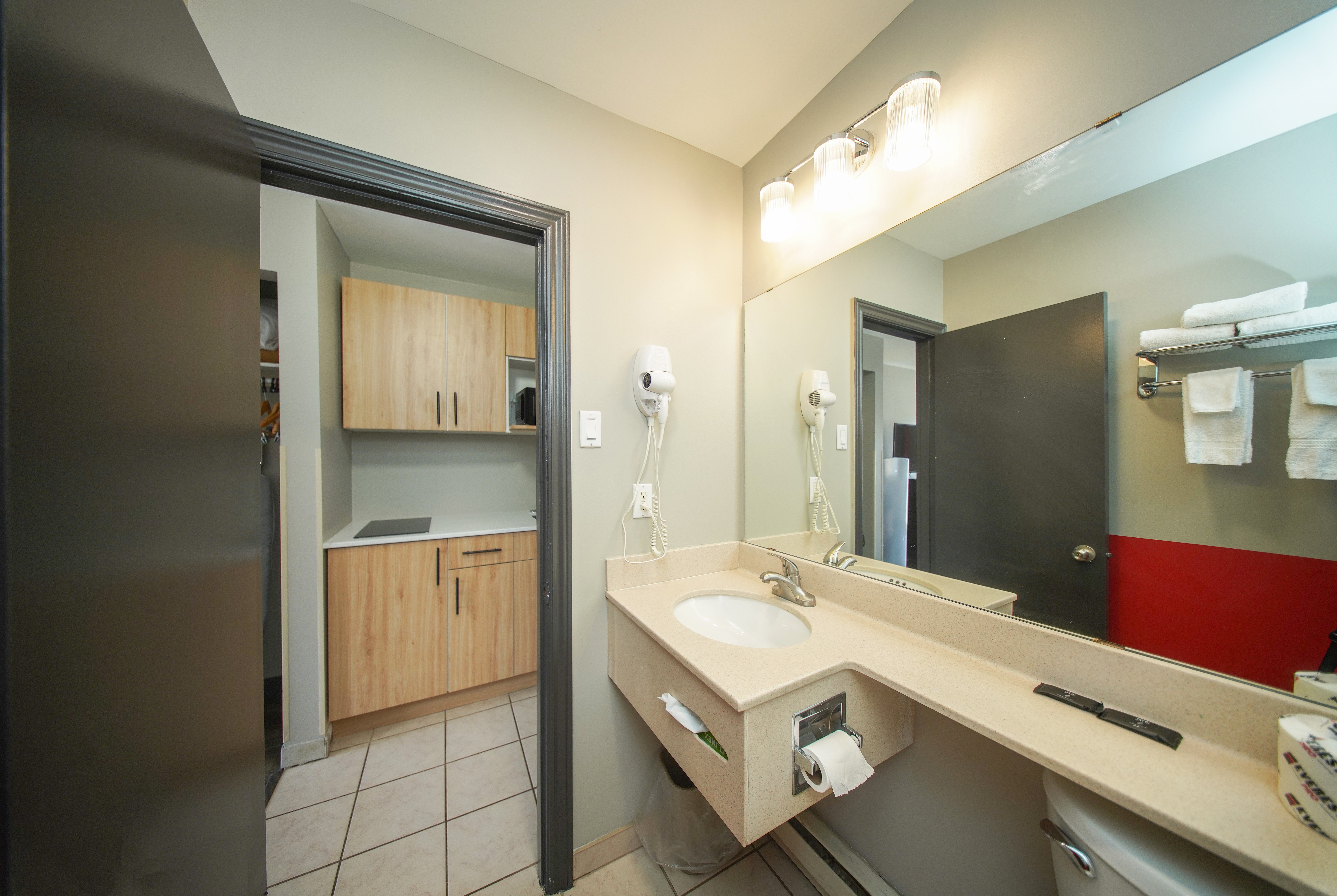 Guest room bath at the Super 8 by Wyndham Kingston in Kingston, Ontario