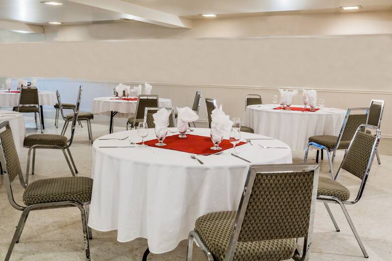 Super 8 Kirkland Lake restaurant in Kirkland Lake, Ontario
