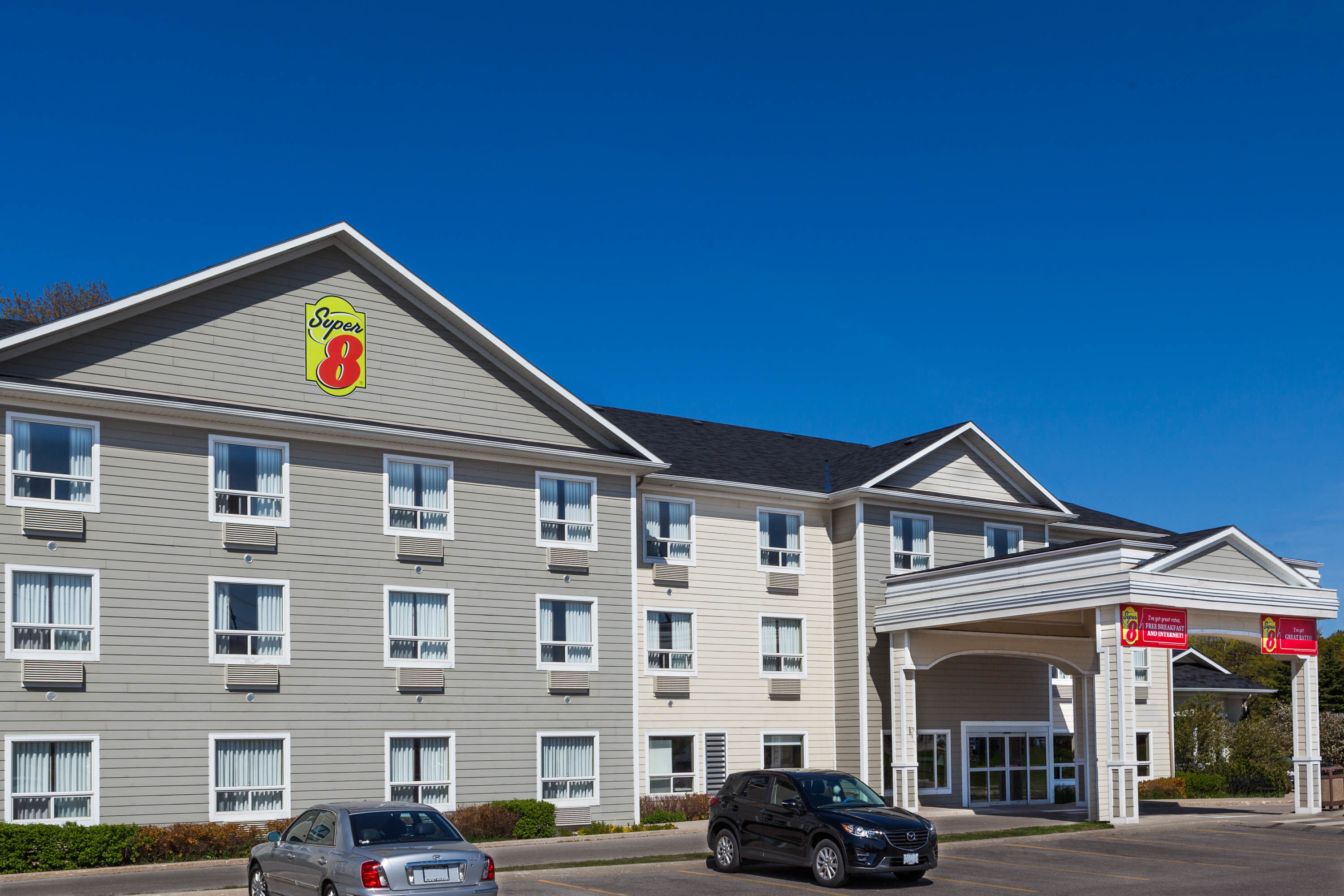 Exterior Day Image of Super 8 by Wyndham Midland hotel in Midland, Ontario