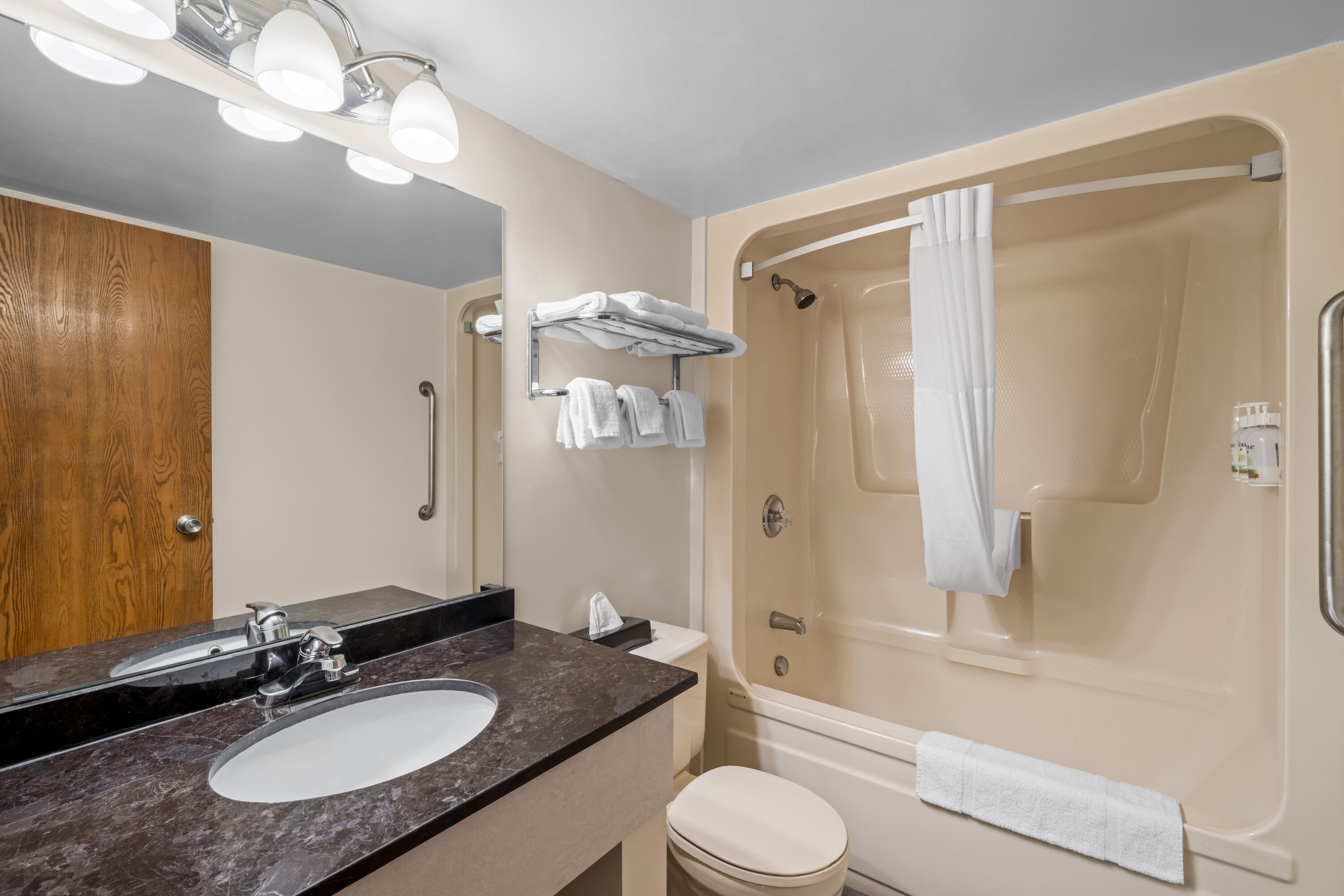 Guest room bath at the Super 8 by Wyndham North Bay in North Bay, Ontario