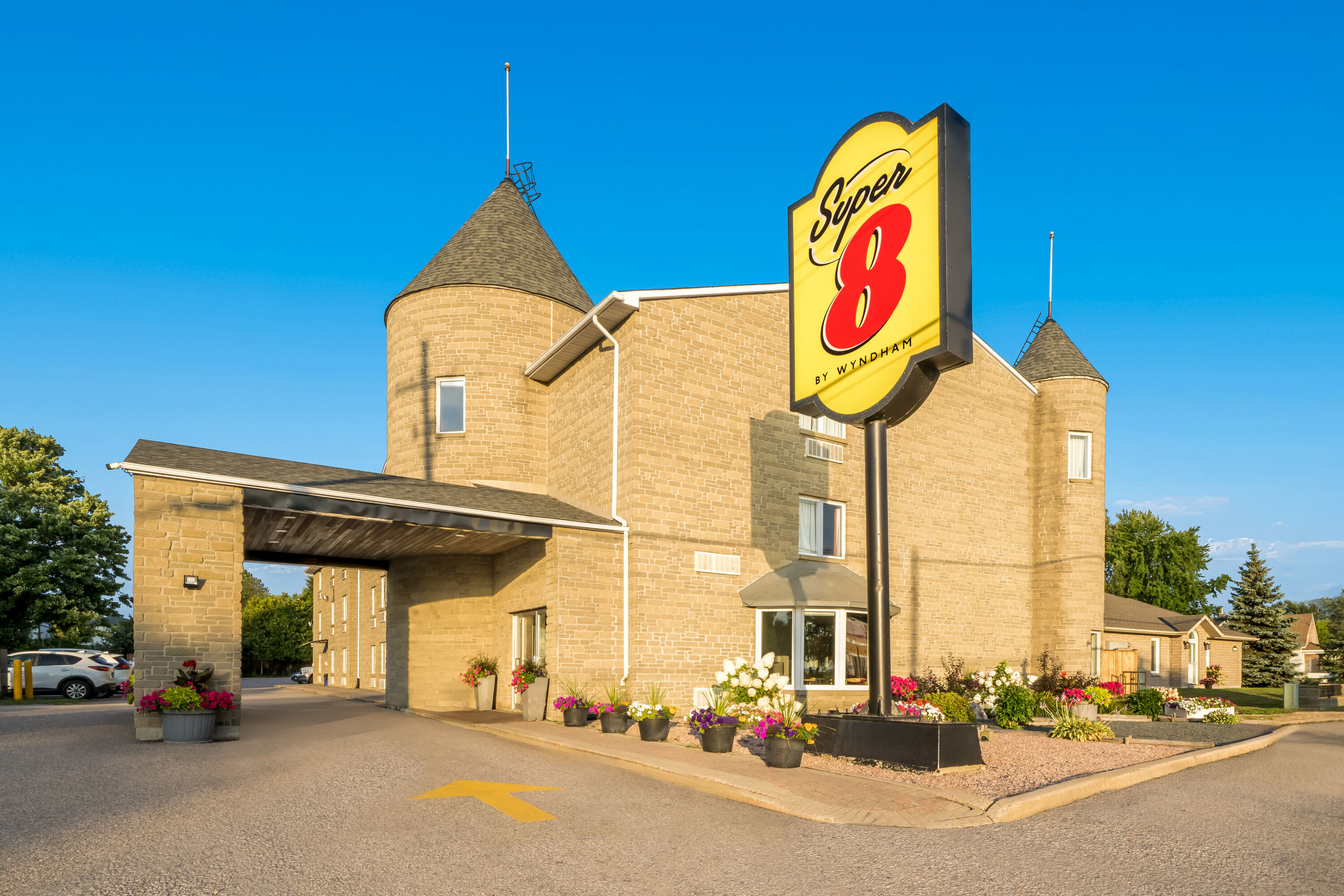 Exterior Day Image of Super 8 by Wyndham North Bay hotel in North Bay, Ontario