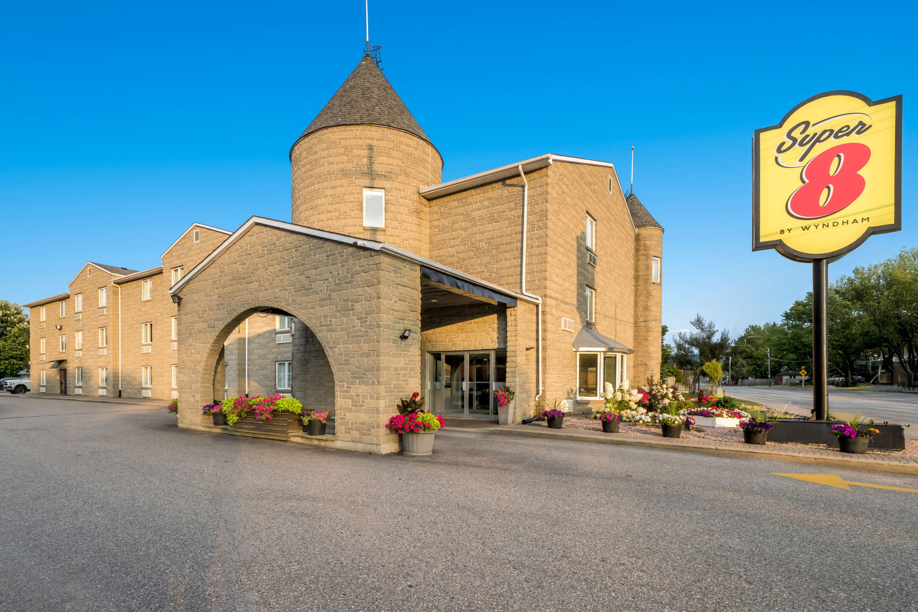 Exterior Day Image of Super 8 by Wyndham North Bay hotel in North Bay, Ontario