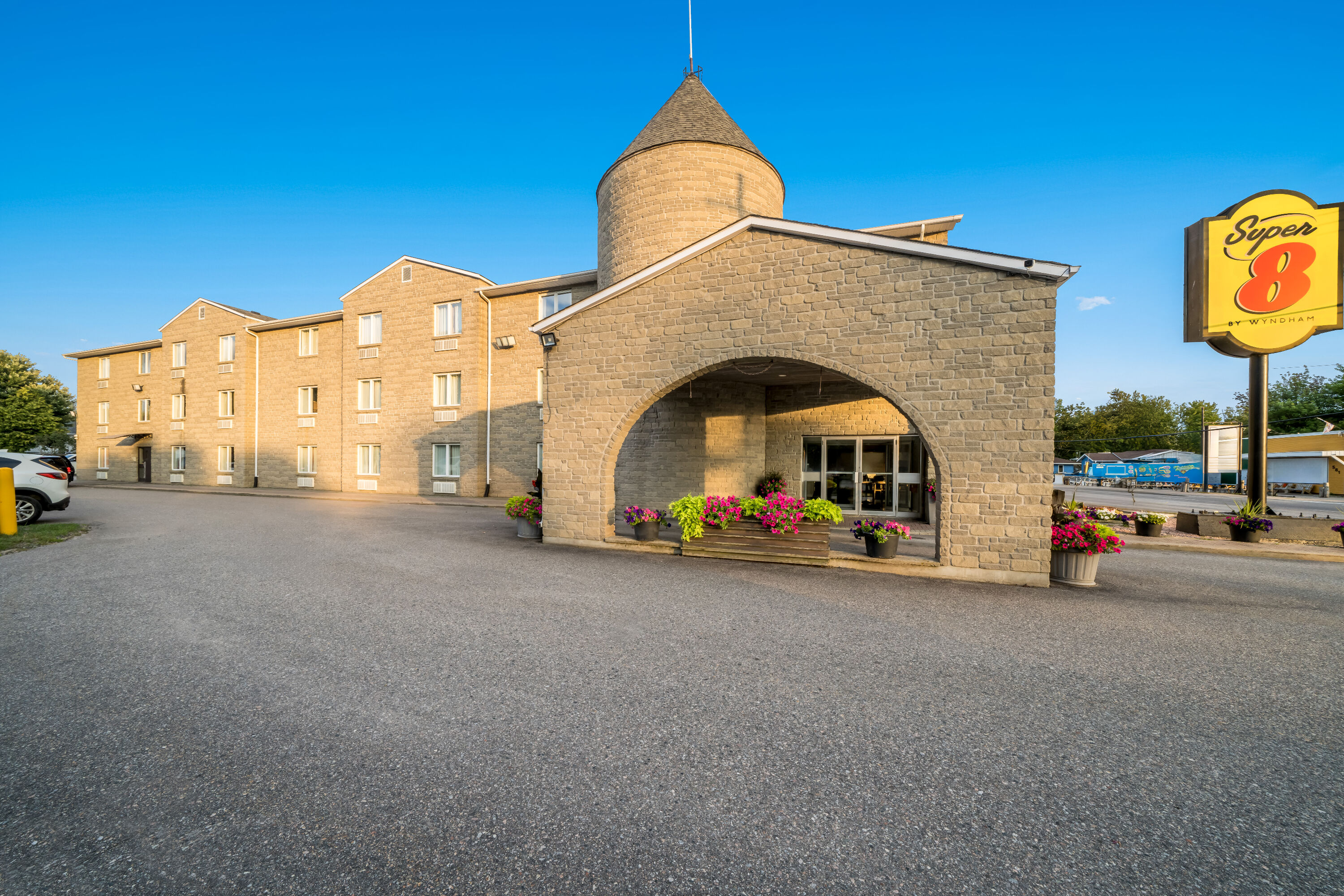 Exterior Day Image of Super 8 by Wyndham North Bay hotel in North Bay, Ontario