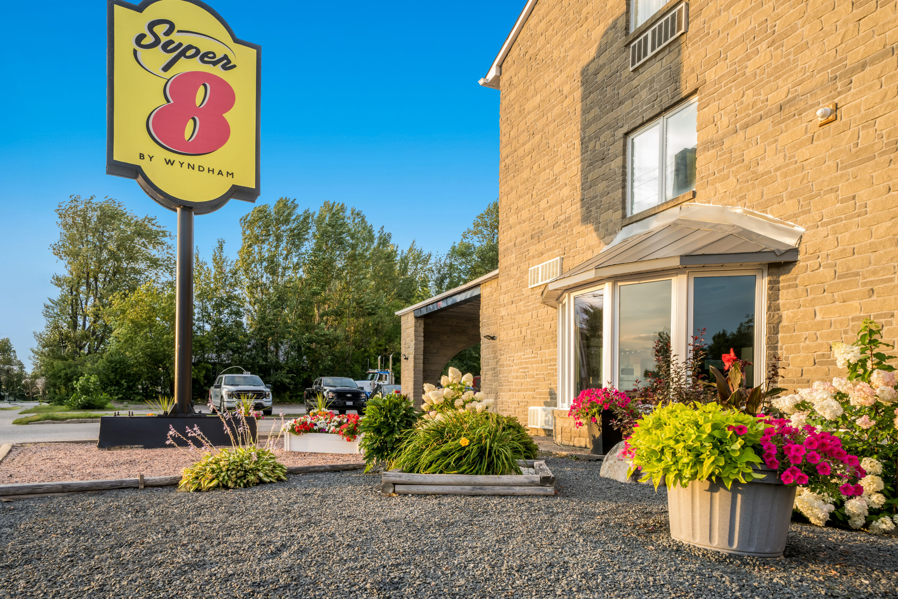 Exterior Day Image of Super 8 by Wyndham North Bay hotel in North Bay, Ontario