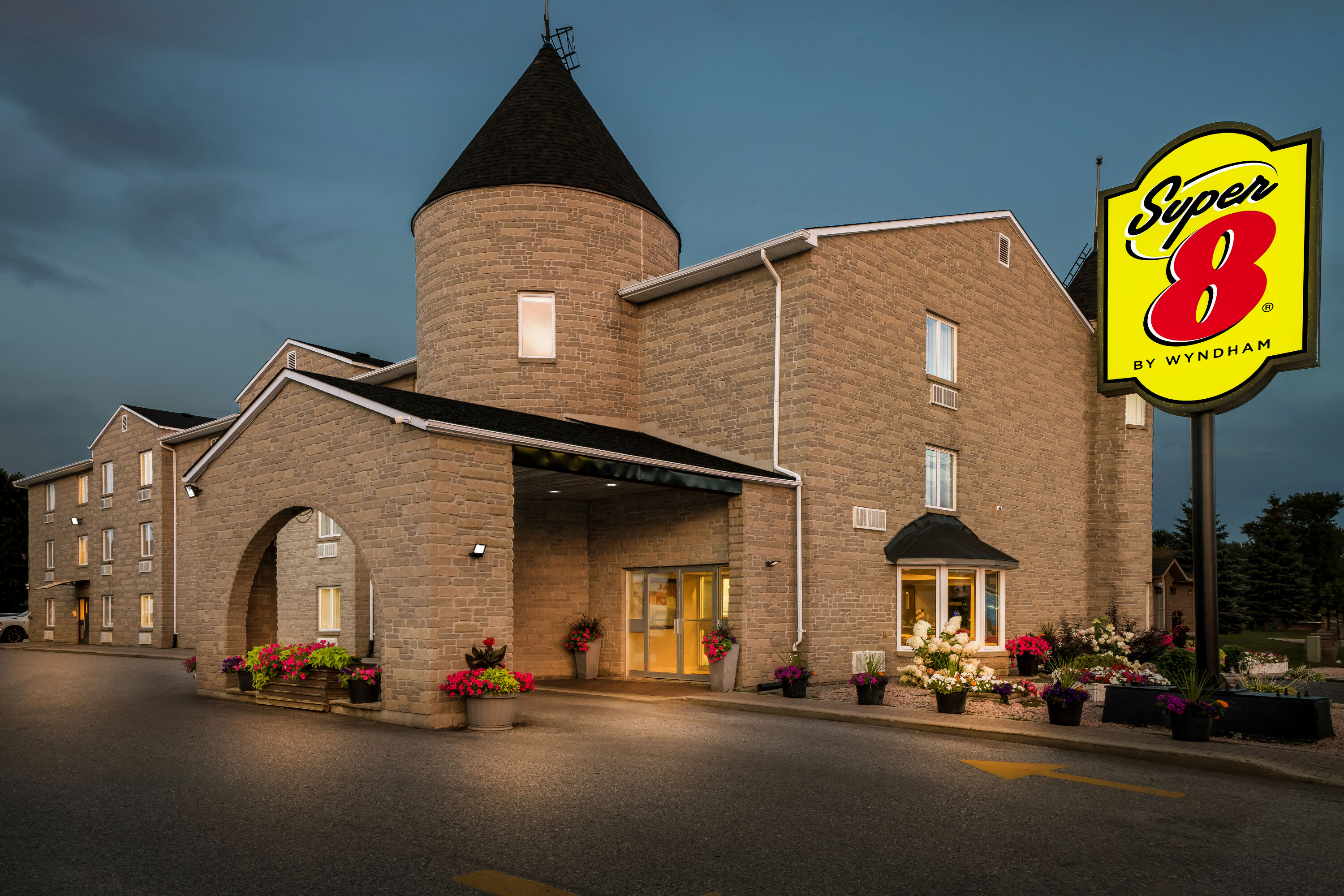 Exterior Night Image of Super 8 by Wyndham North Bay hotel in North Bay, Ontario