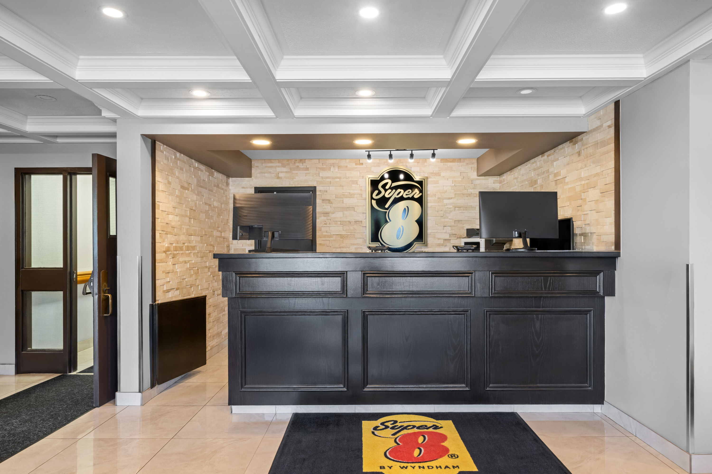 Super 8 by Wyndham North Bay reception in North Bay, Ontario